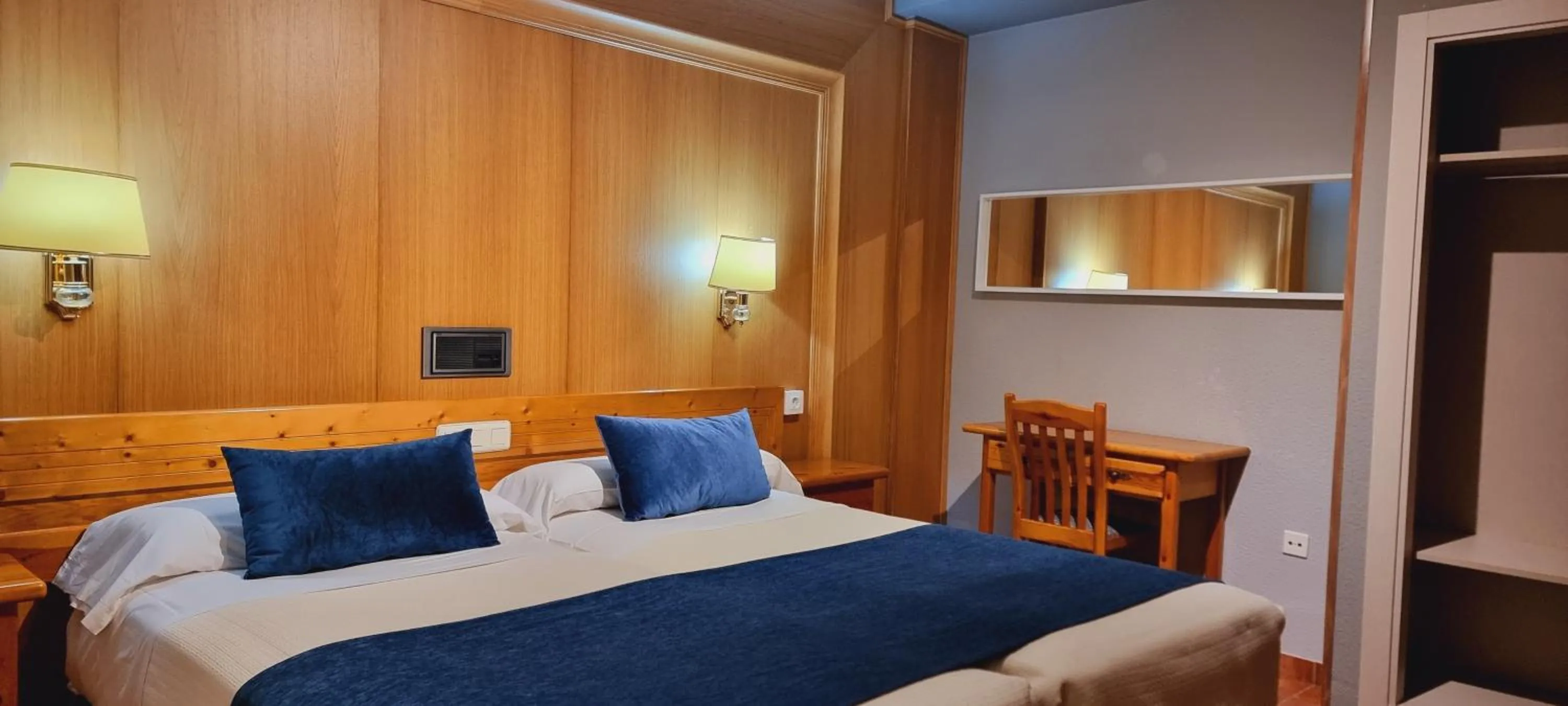 Bedroom, Bed in Hotel Real De Toledo