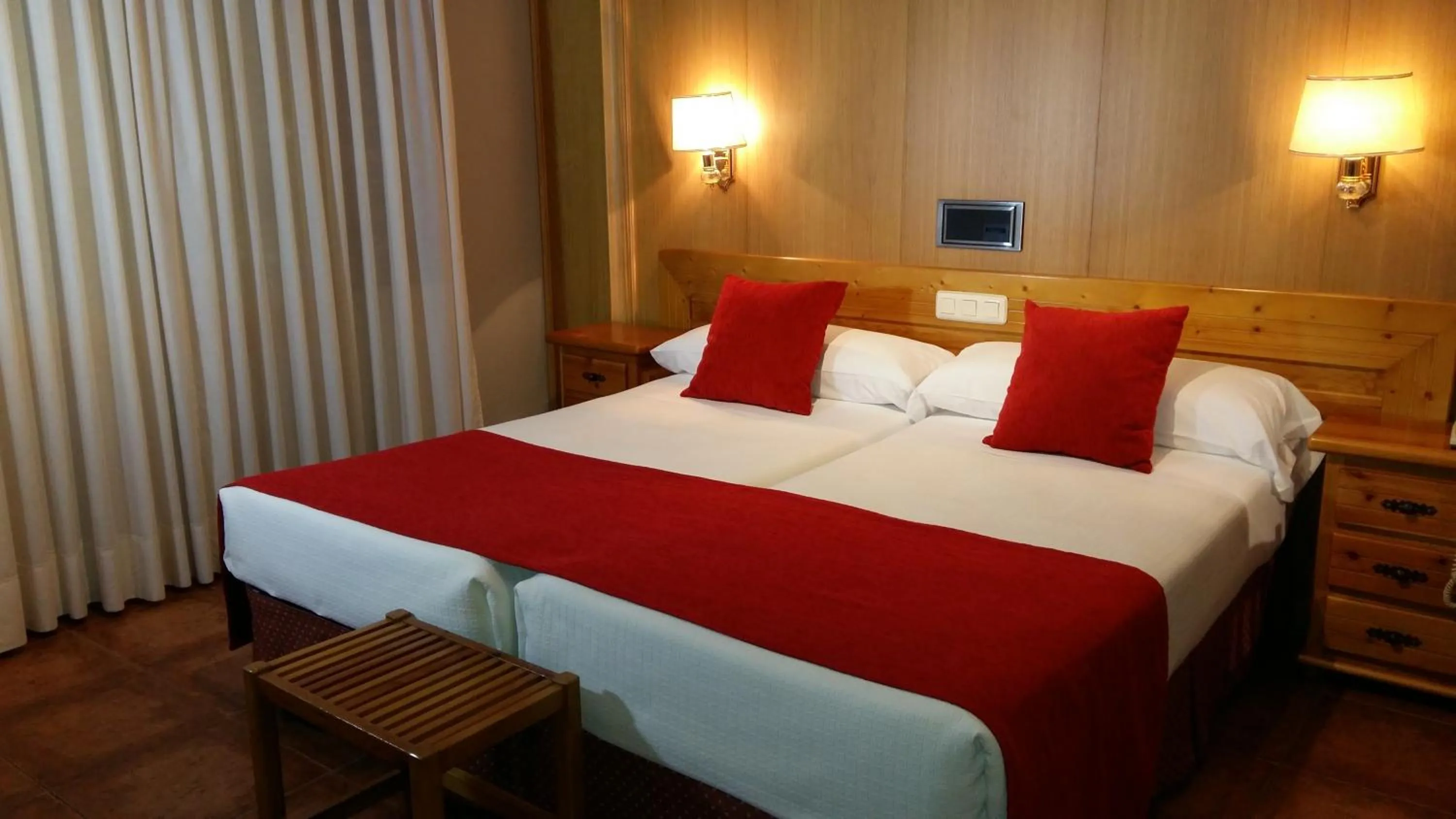 Bedroom, Bed in Hotel Real De Toledo