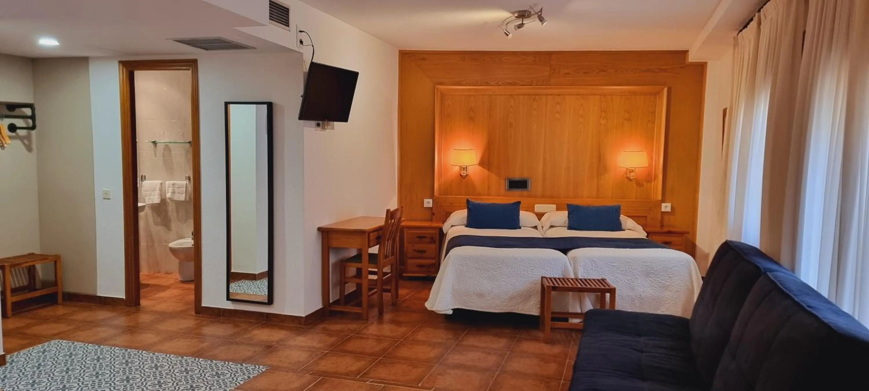 Bedroom, Bed in Hotel Real De Toledo