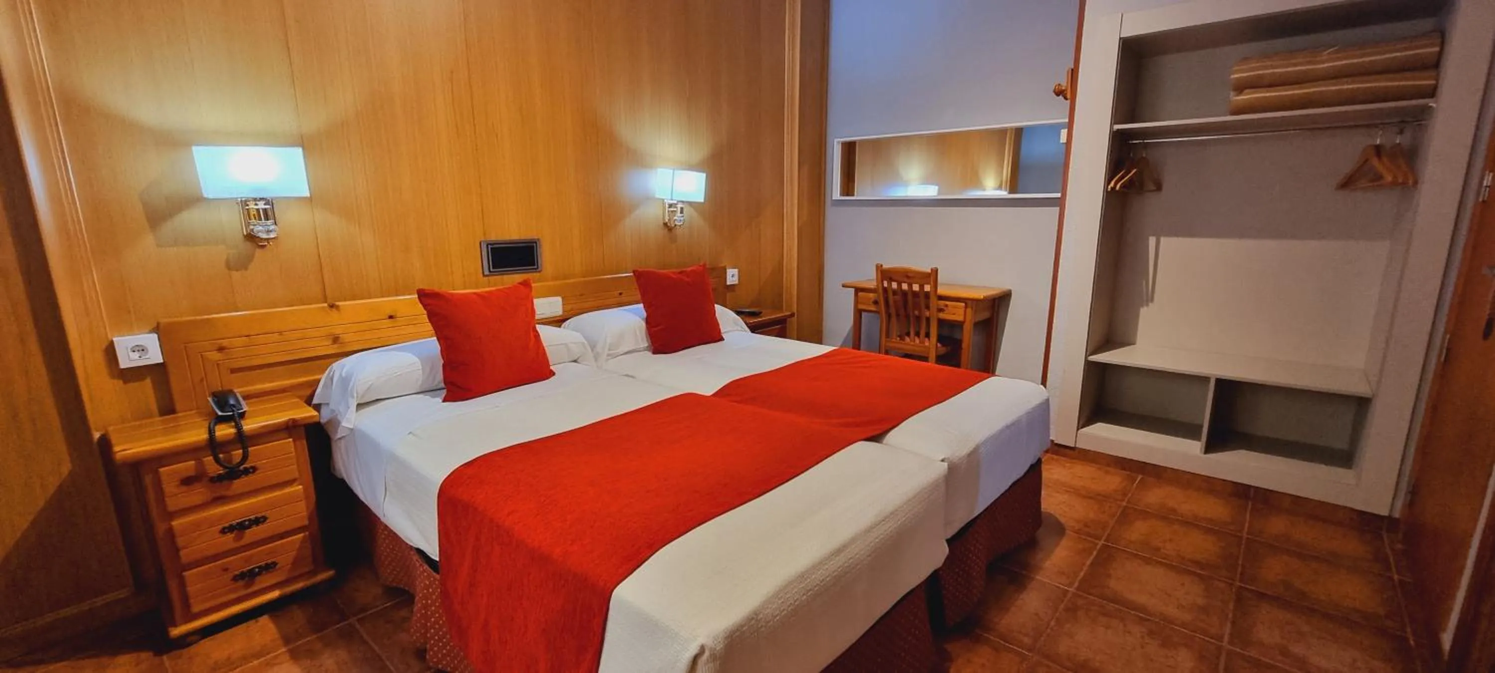 Bedroom, Bed in Hotel Real De Toledo