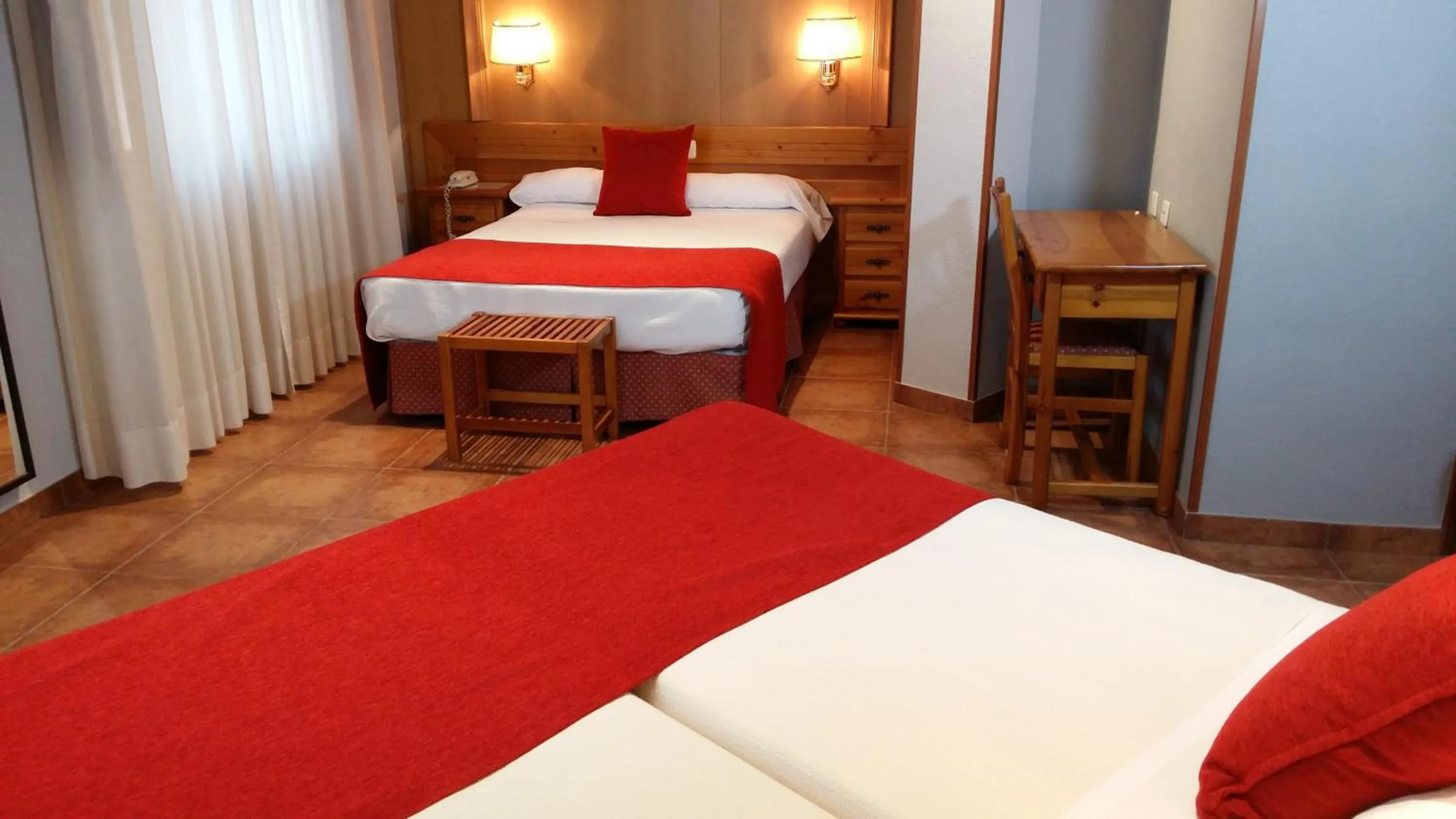 Photo of the whole room, Bed in Hotel Real De Toledo