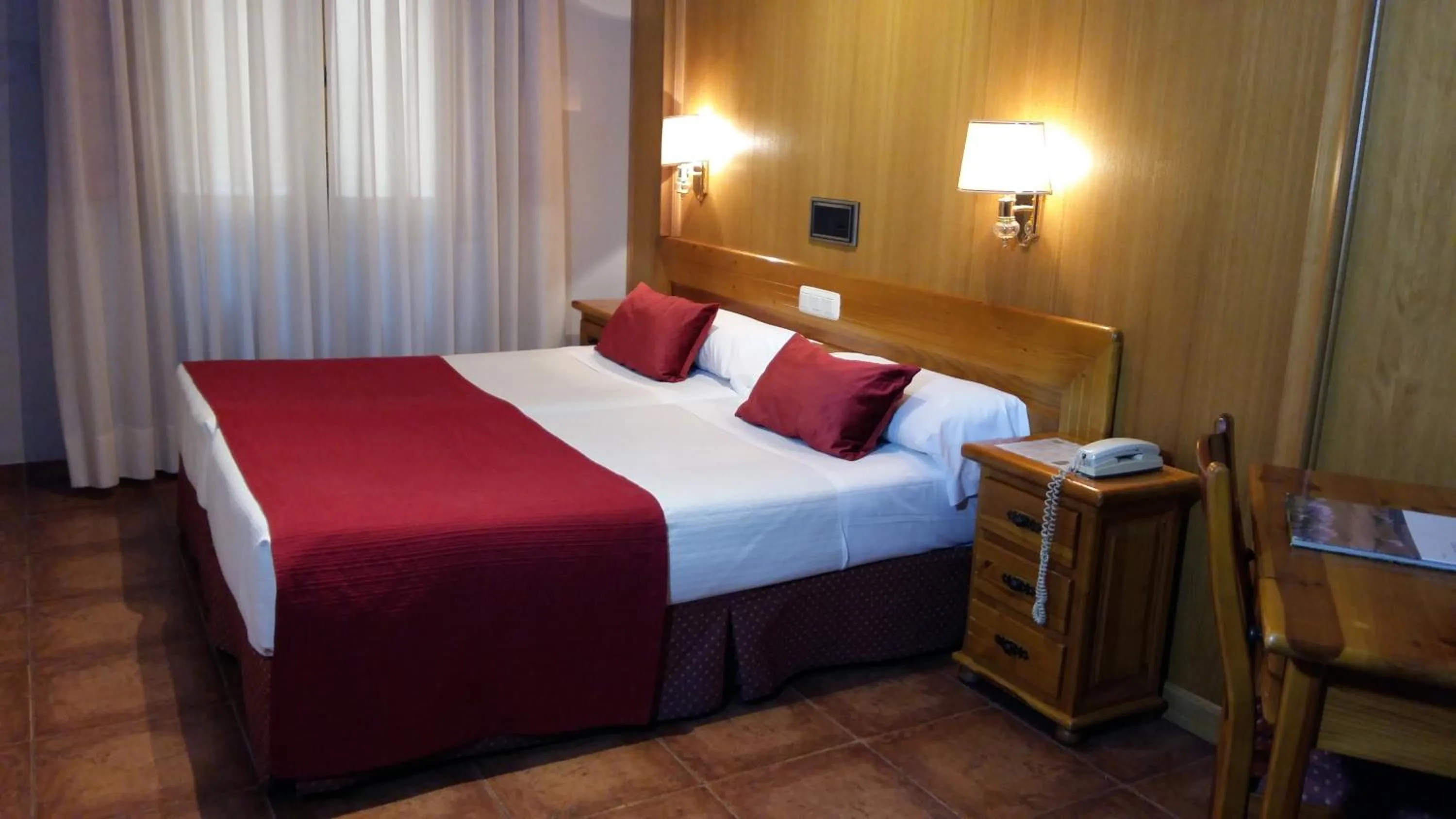 Bedroom, Bed in Hotel Real De Toledo