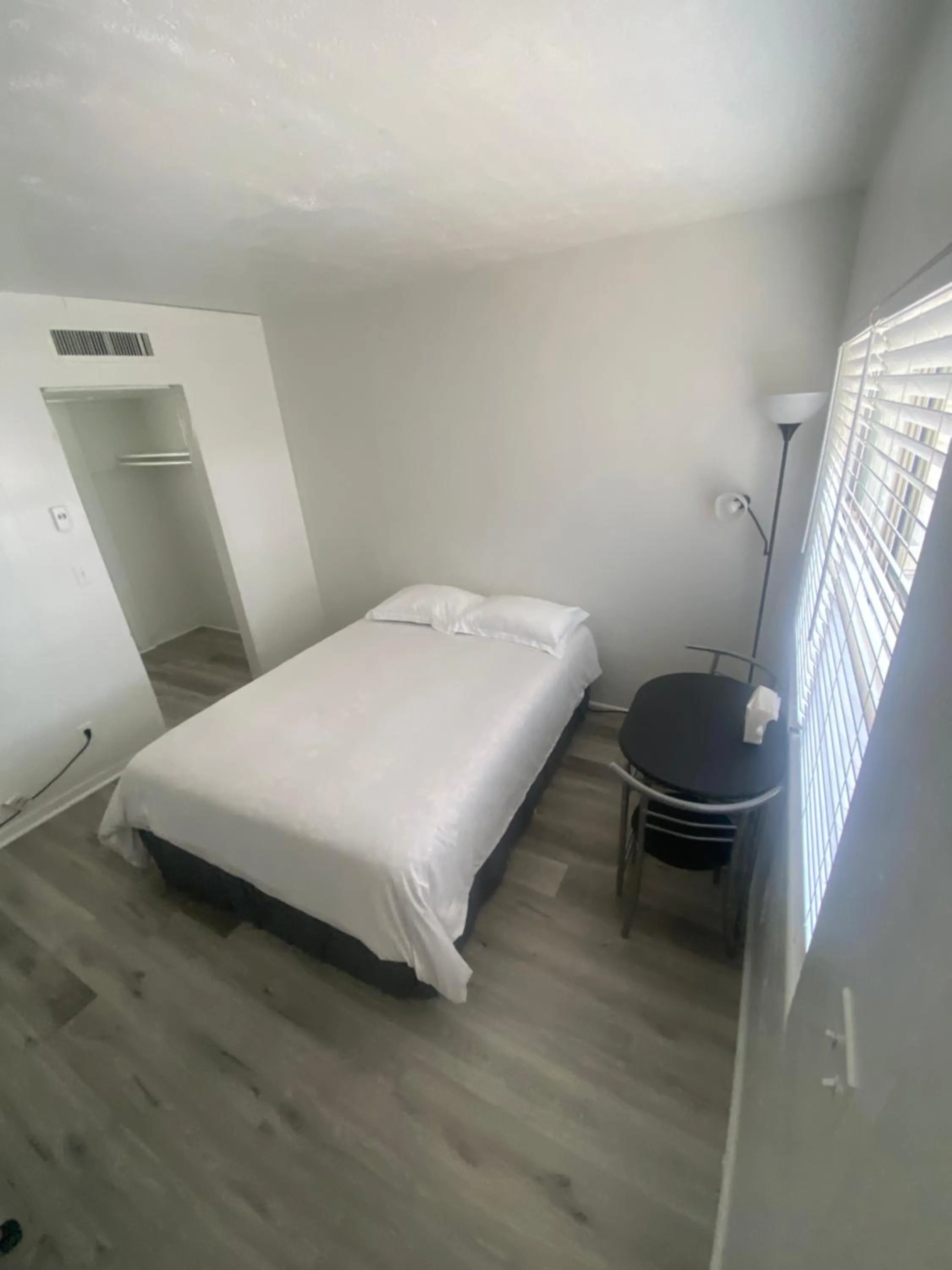 Bed in Uptown Inn & Suites