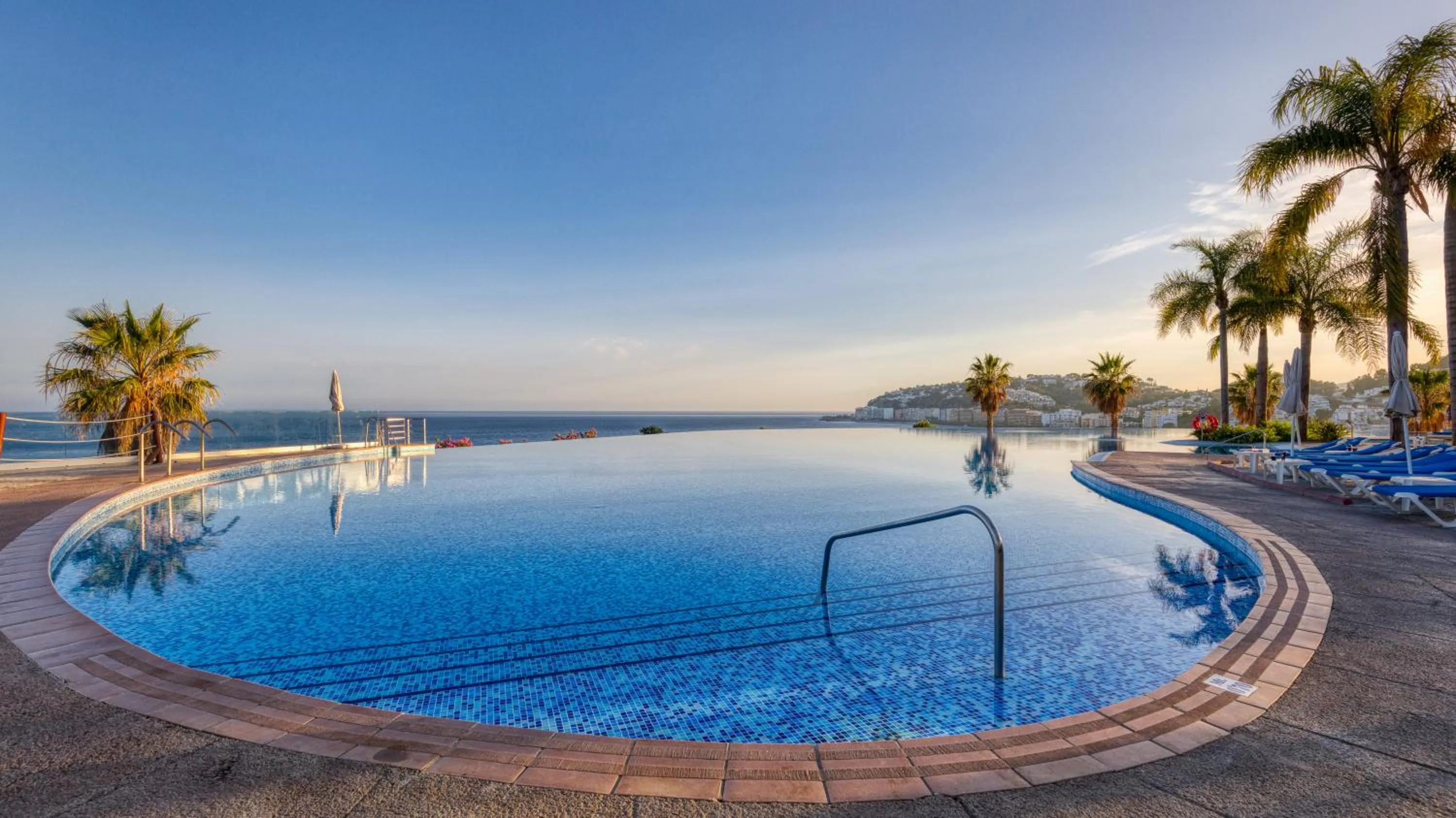 Swimming pool in Playacálida