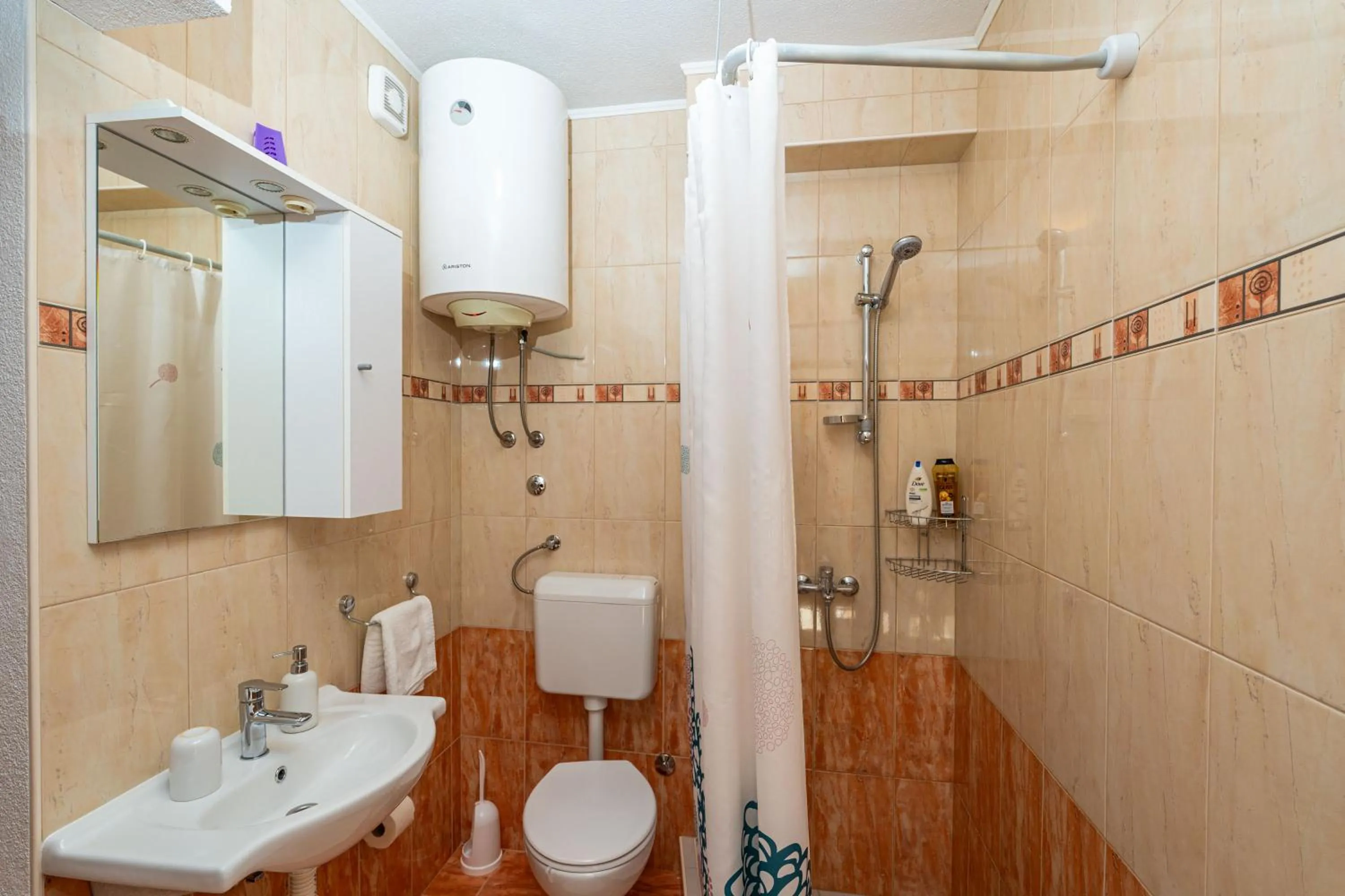 Shower in Sea View Apartment Nuncijata