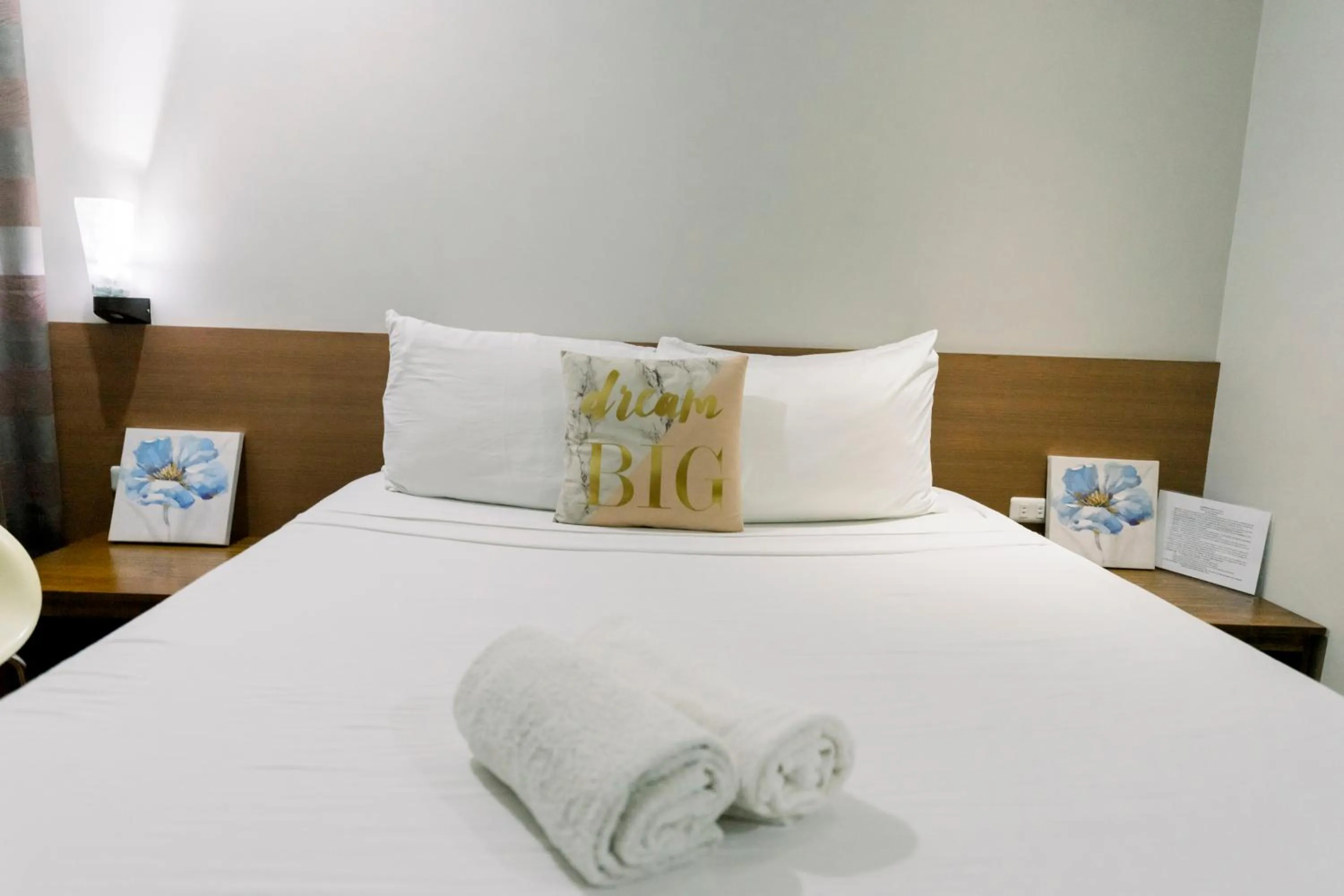 Bed in Madonna Hometel and Suites