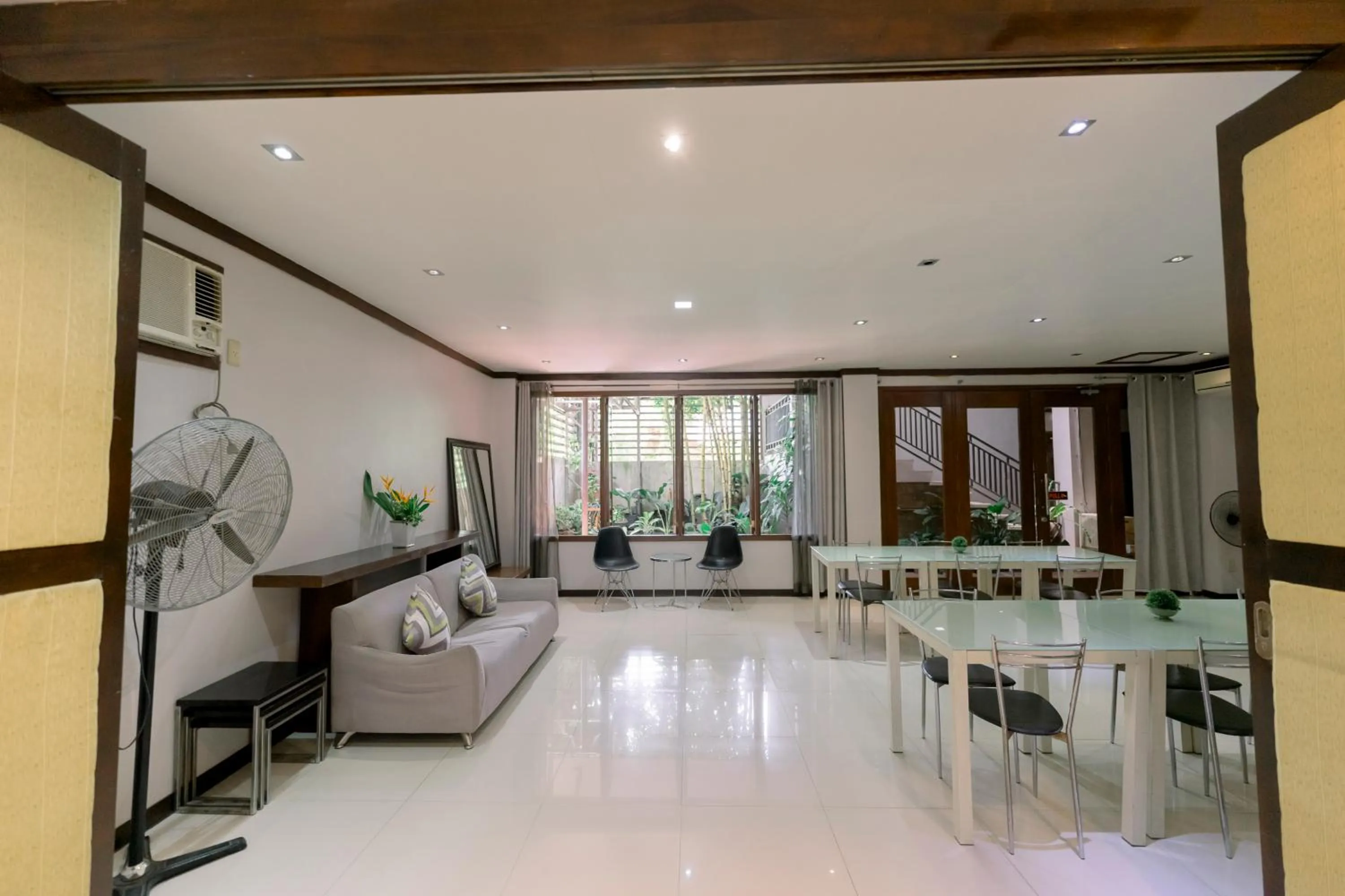 Seating area in Madonna Hometel and Suites