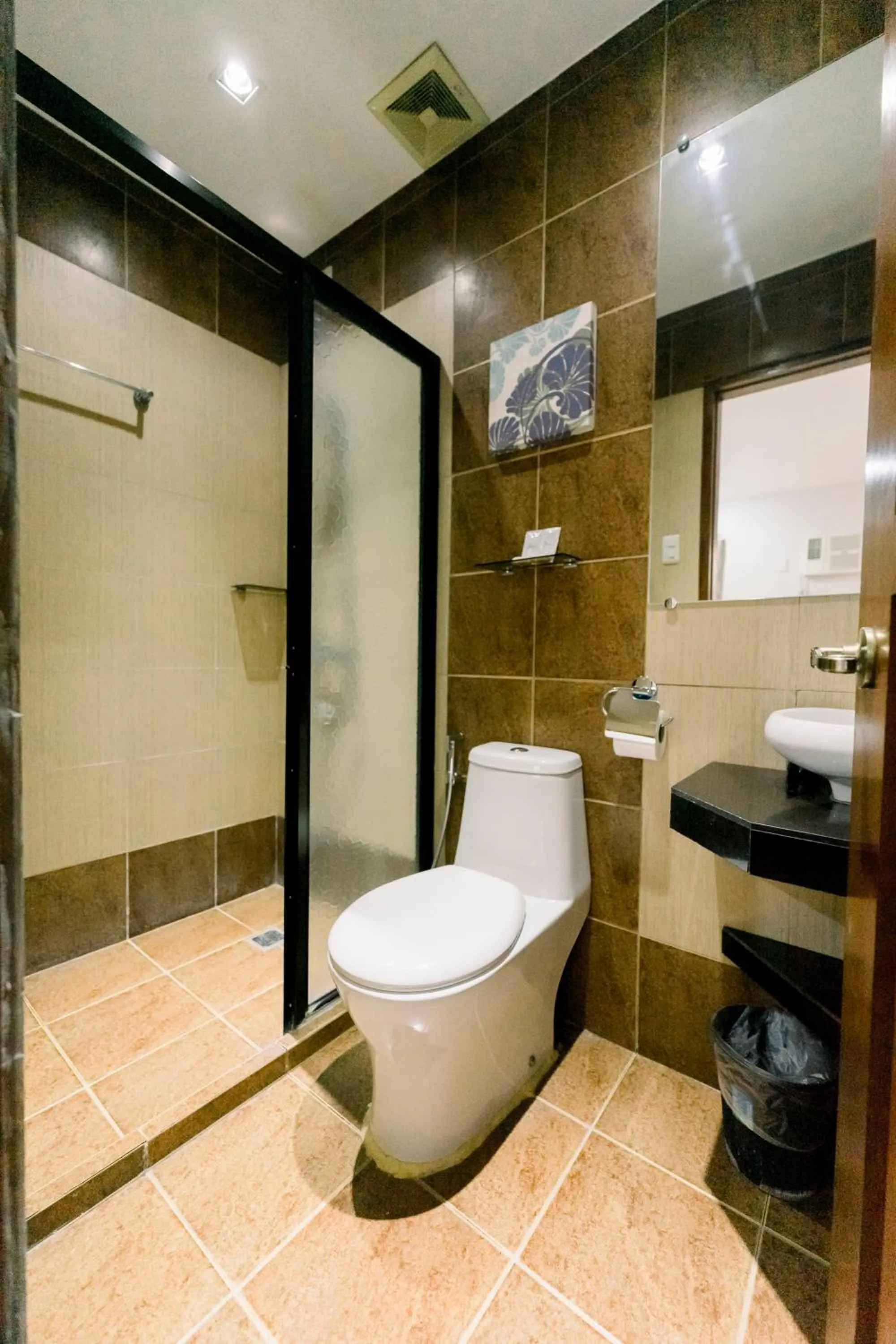 Shower in Madonna Hometel and Suites