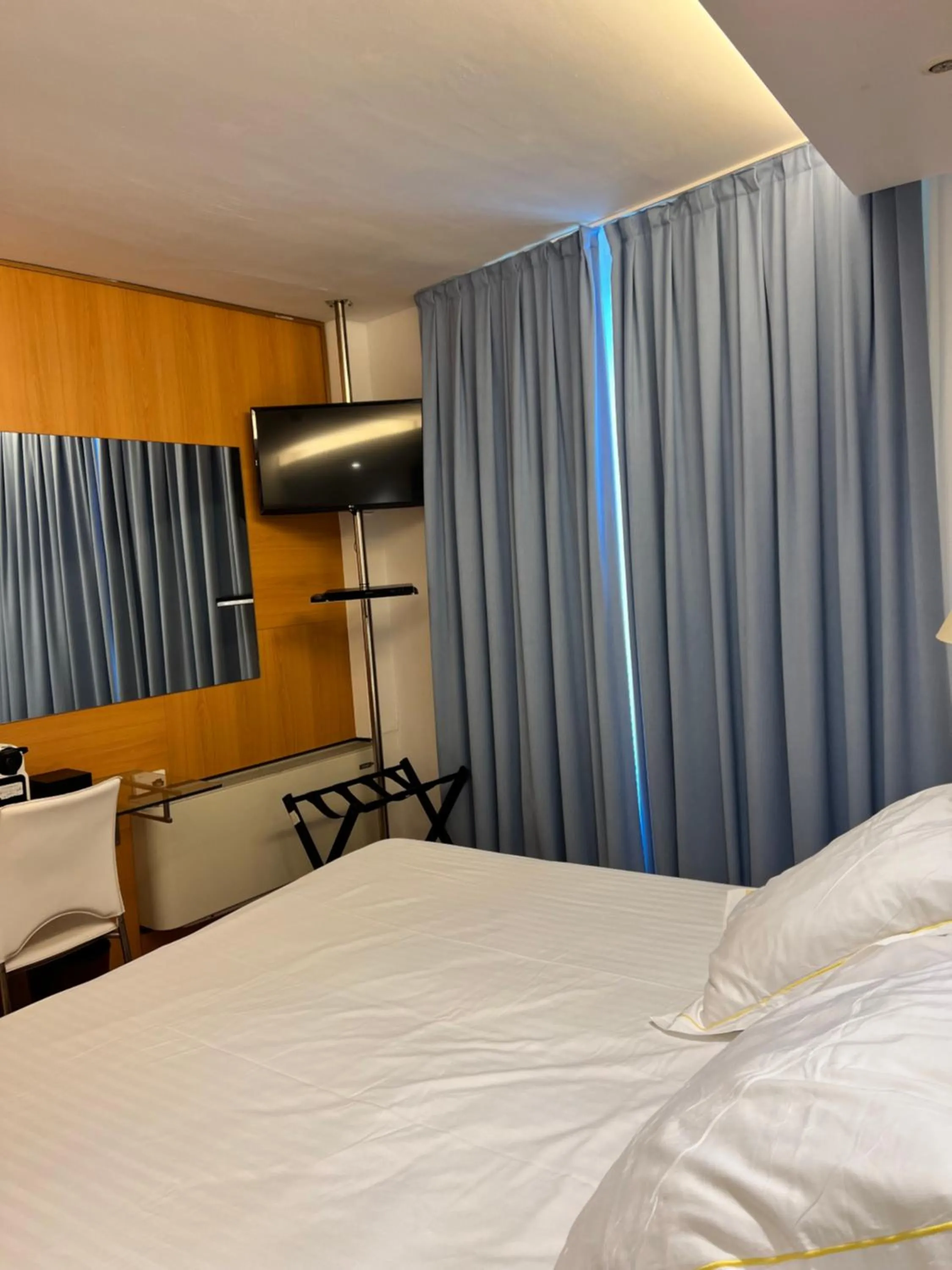 Photo of the whole room, Bed in Platjador