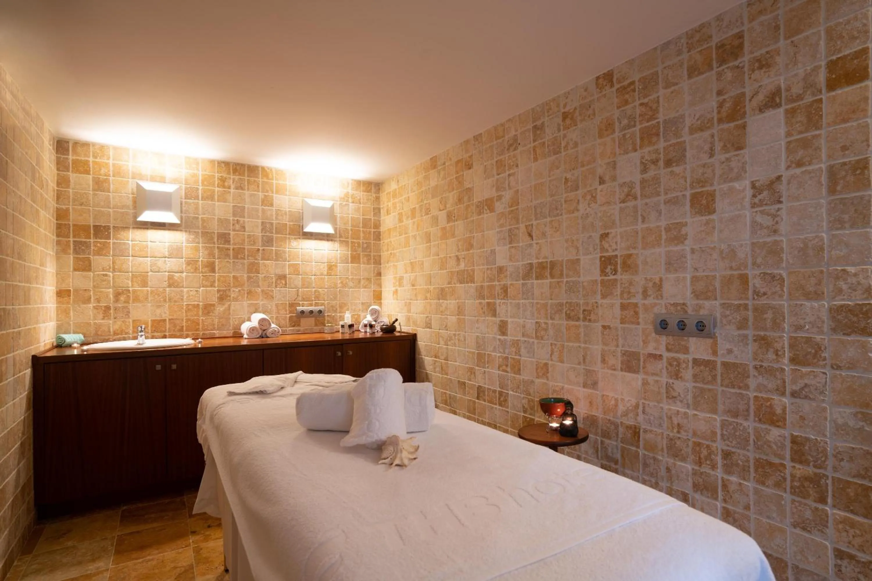 Massage, Bed in THB Guya Playa