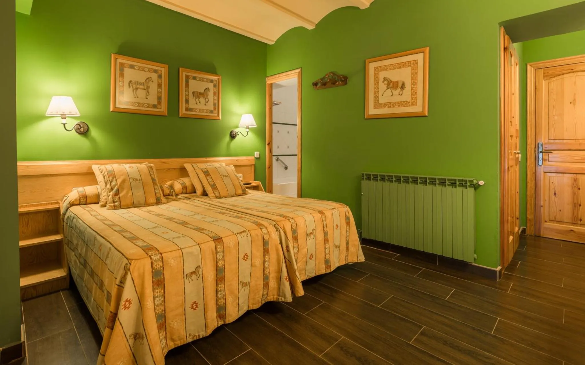 Bed in Hotel Aran La Abuela