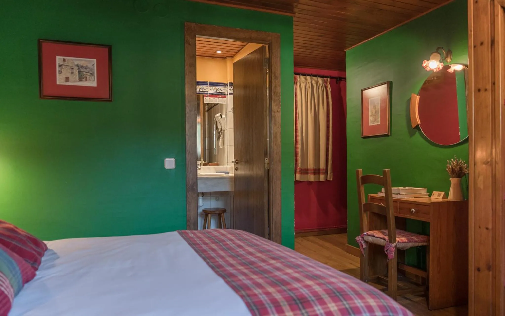 Bed in Hotel Aran La Abuela