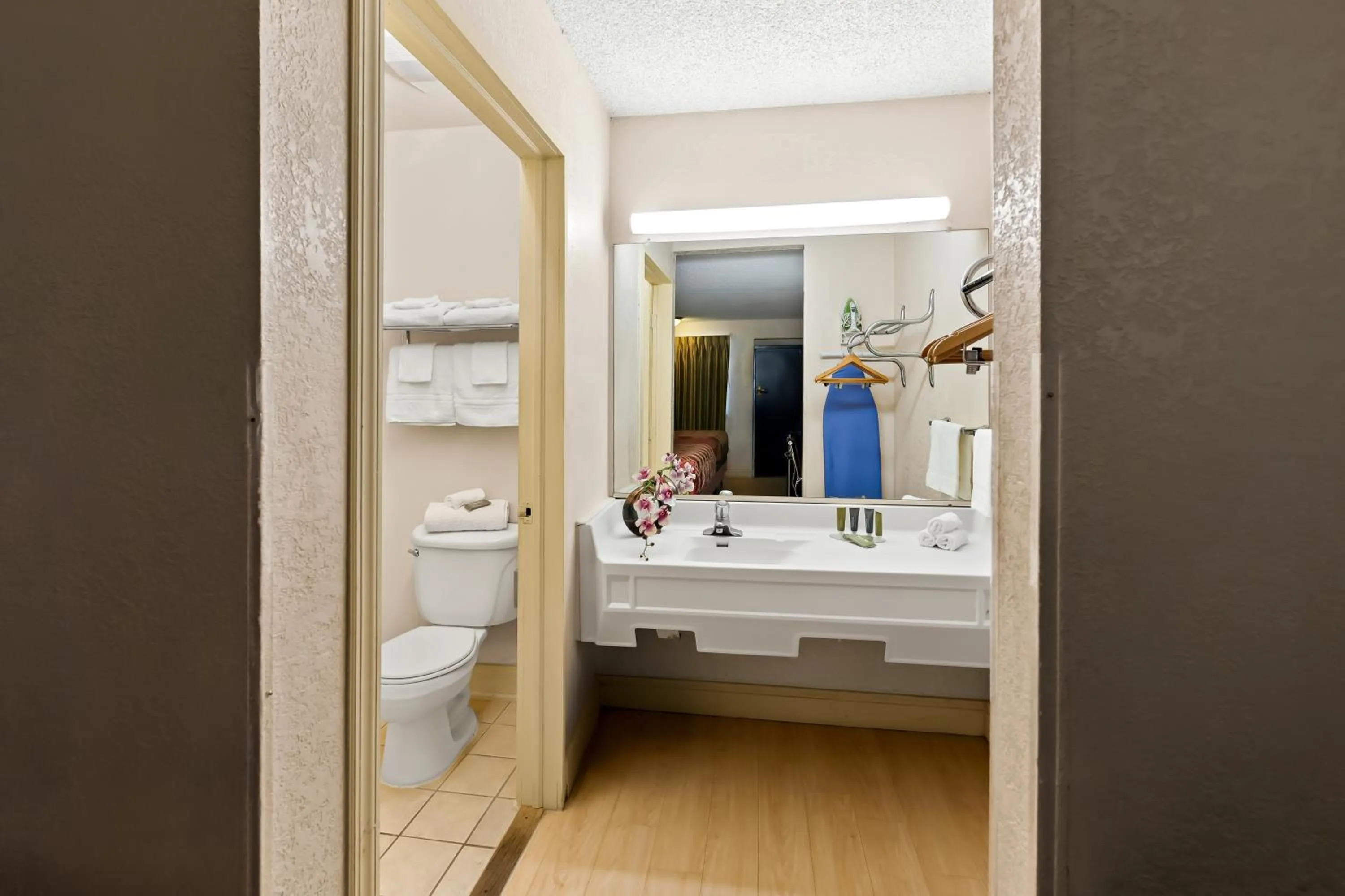 Bathroom in Bellmawr Economy Inn Bellmawr-Philadelphia Area