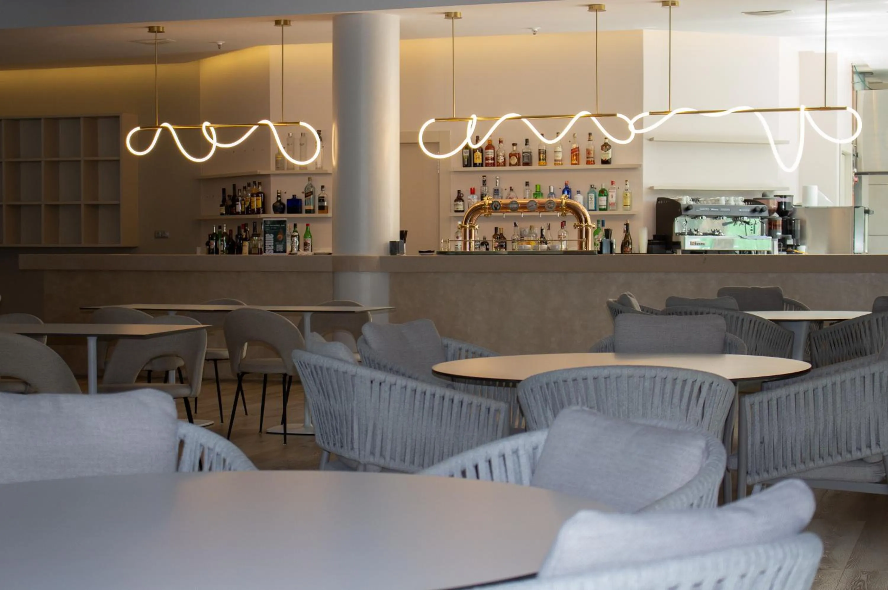 Lounge or bar in AR Diamante Beach & SPA Hotel 4 SUP