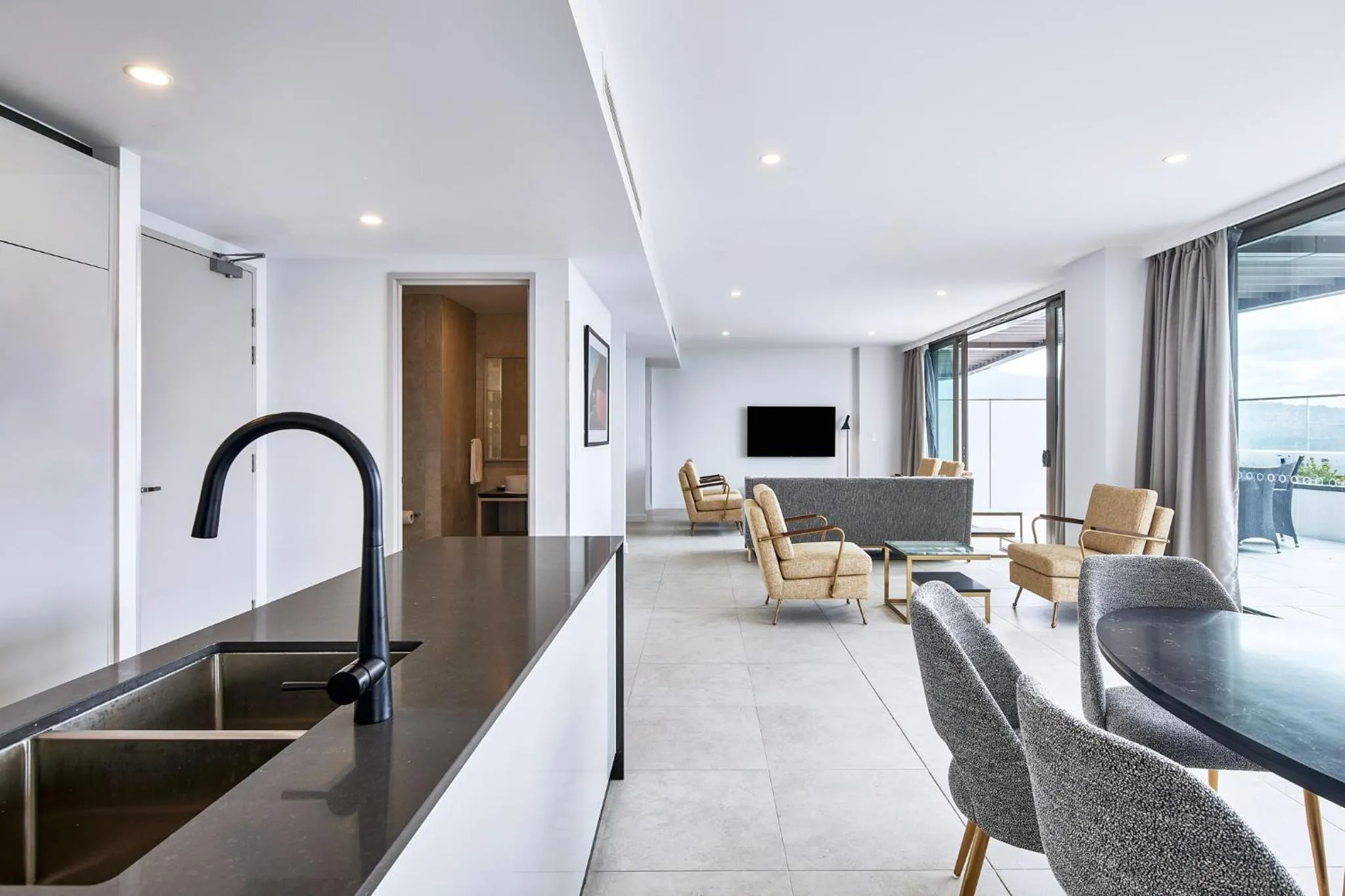 TV and multimedia in Meriton Suites Canberra