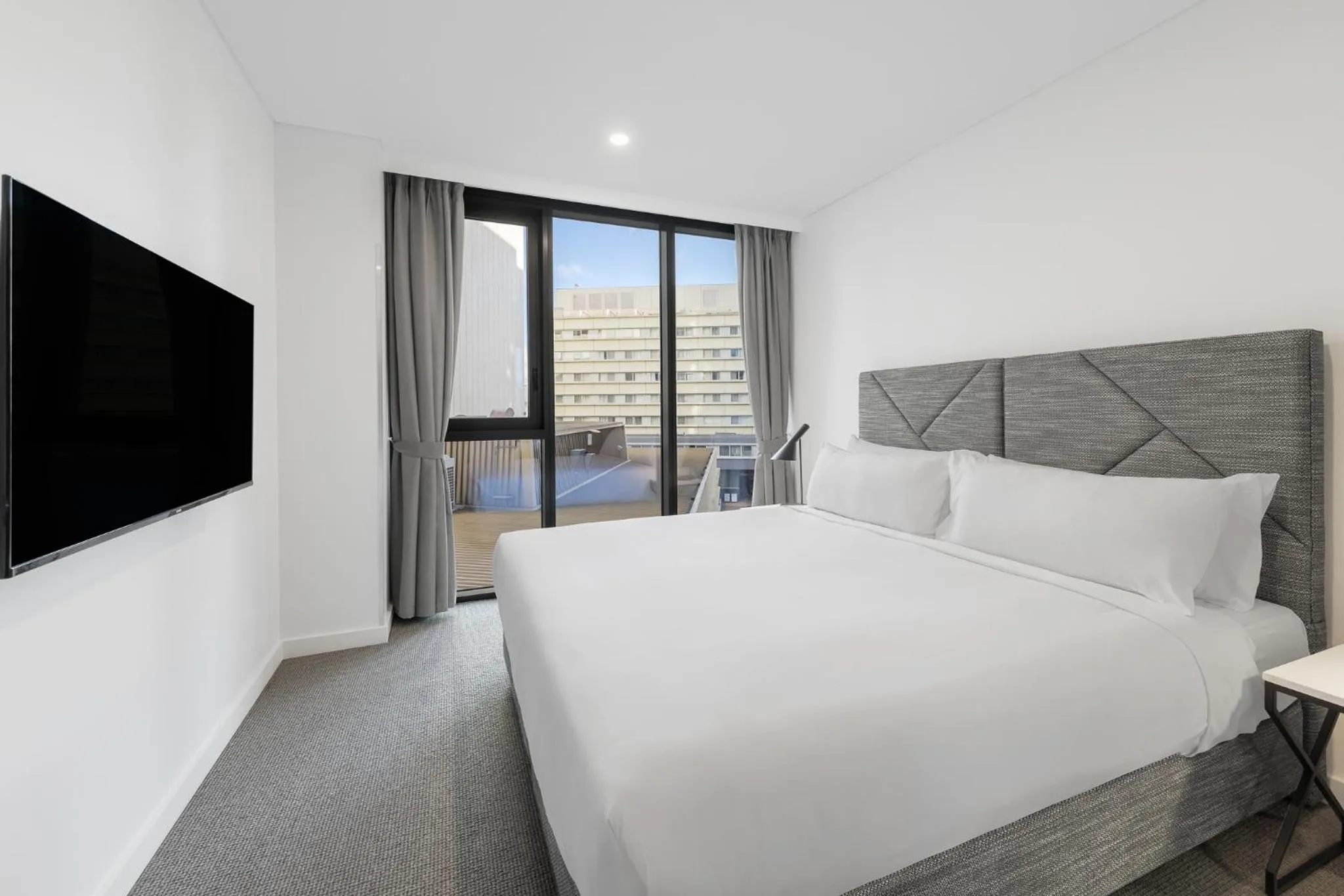 Bedroom, Bed in Meriton Suites Canberra
