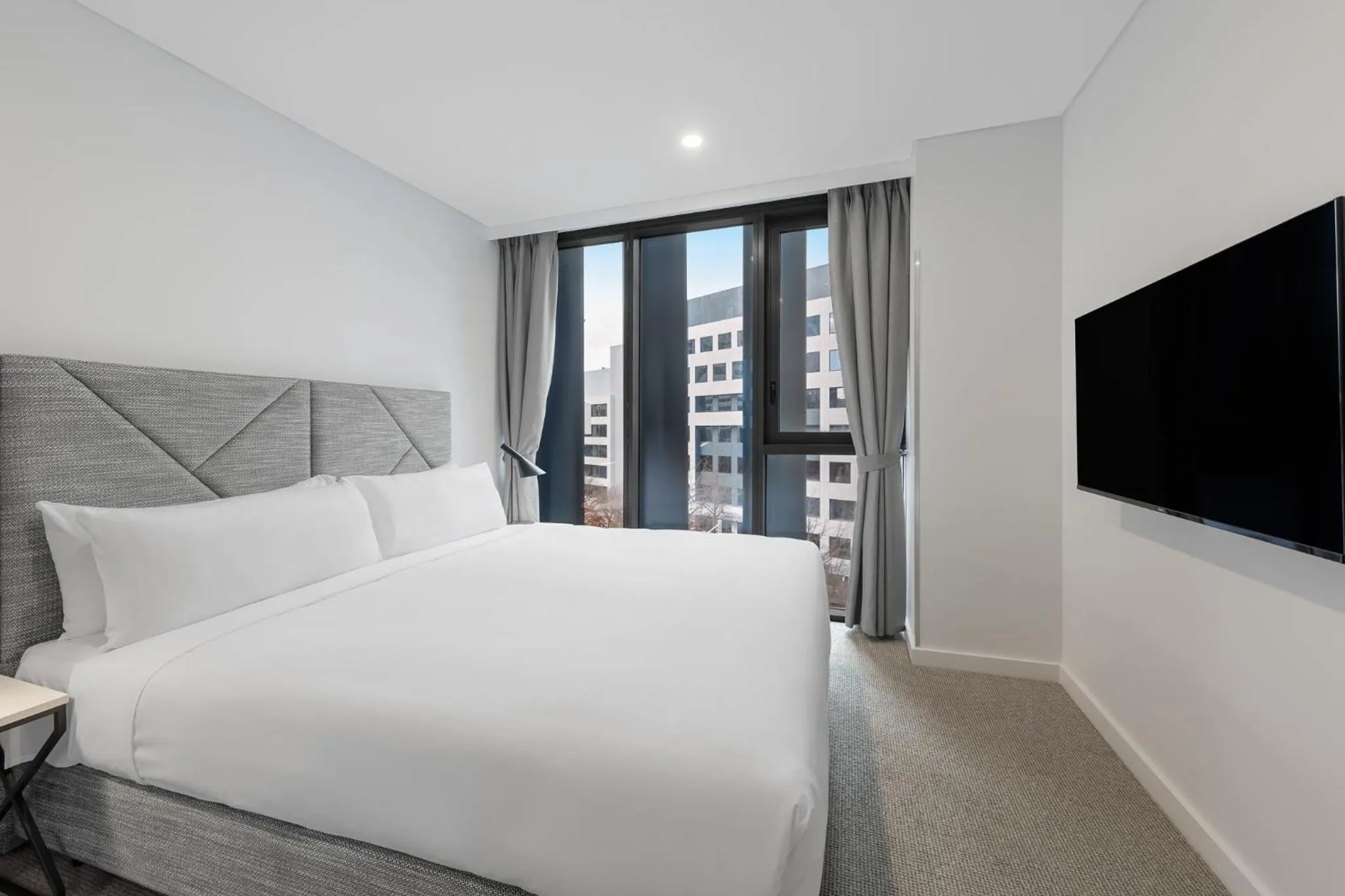 Bedroom, Bed in Meriton Suites Canberra