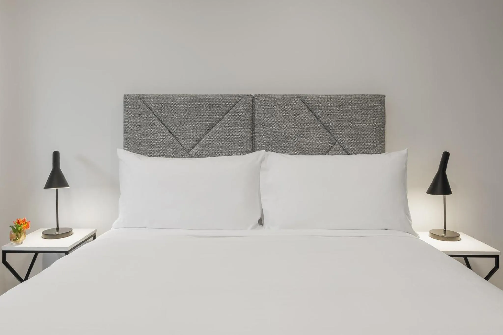 Bedroom, Bed in Meriton Suites Canberra