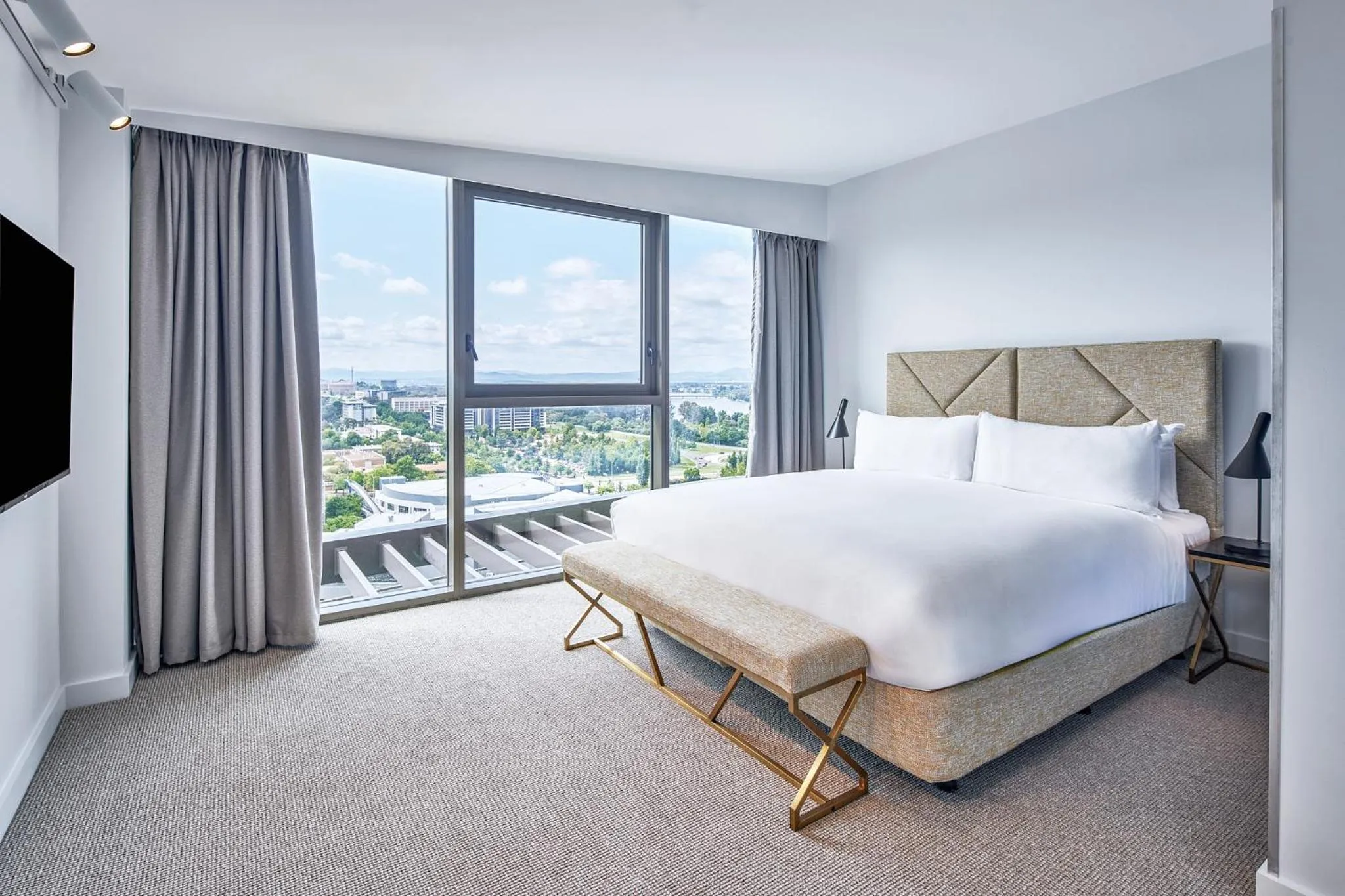 Bedroom, Bed in Meriton Suites Canberra