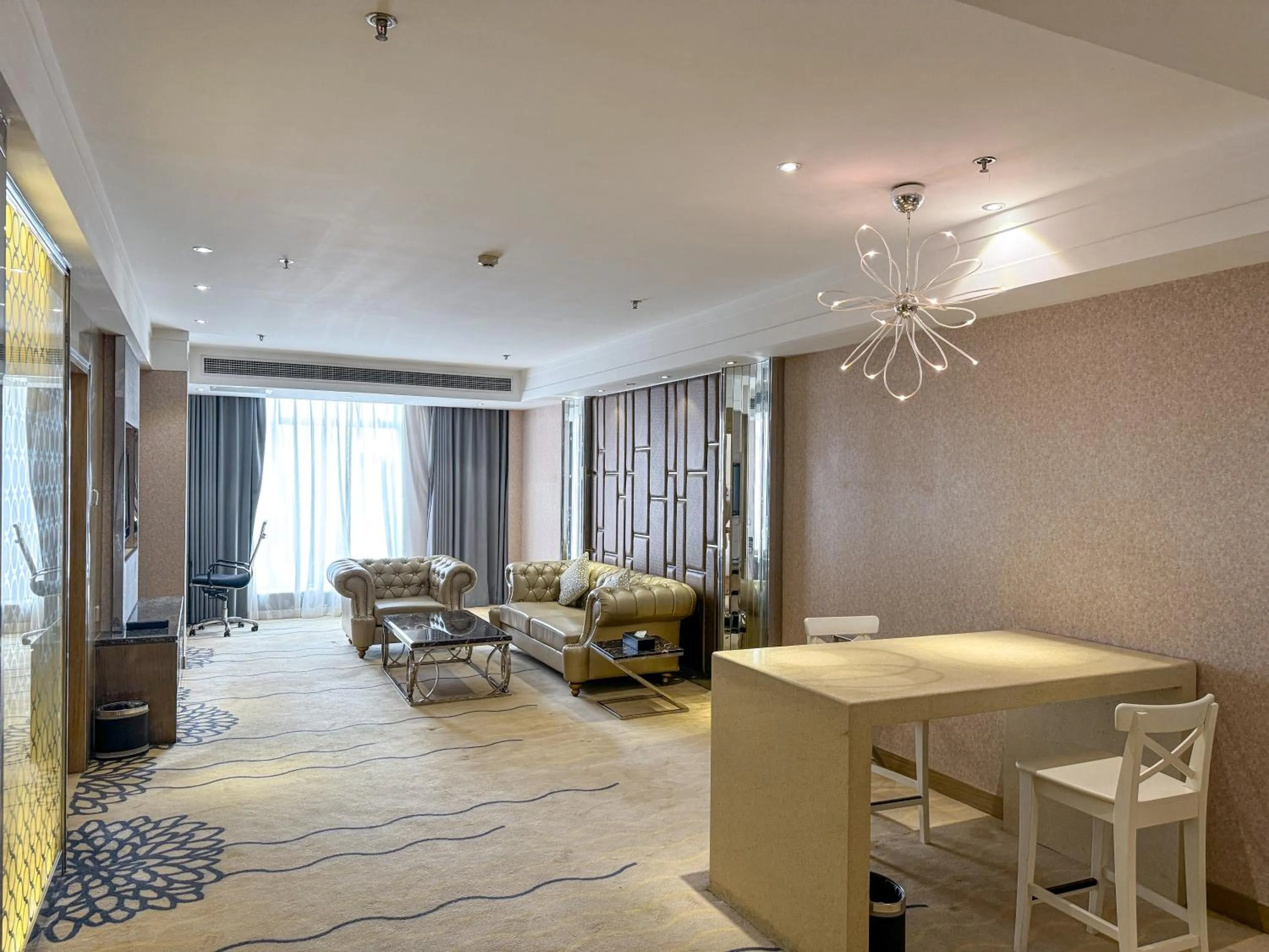 Living room in Suning Universal Hotel ALL-SUITES