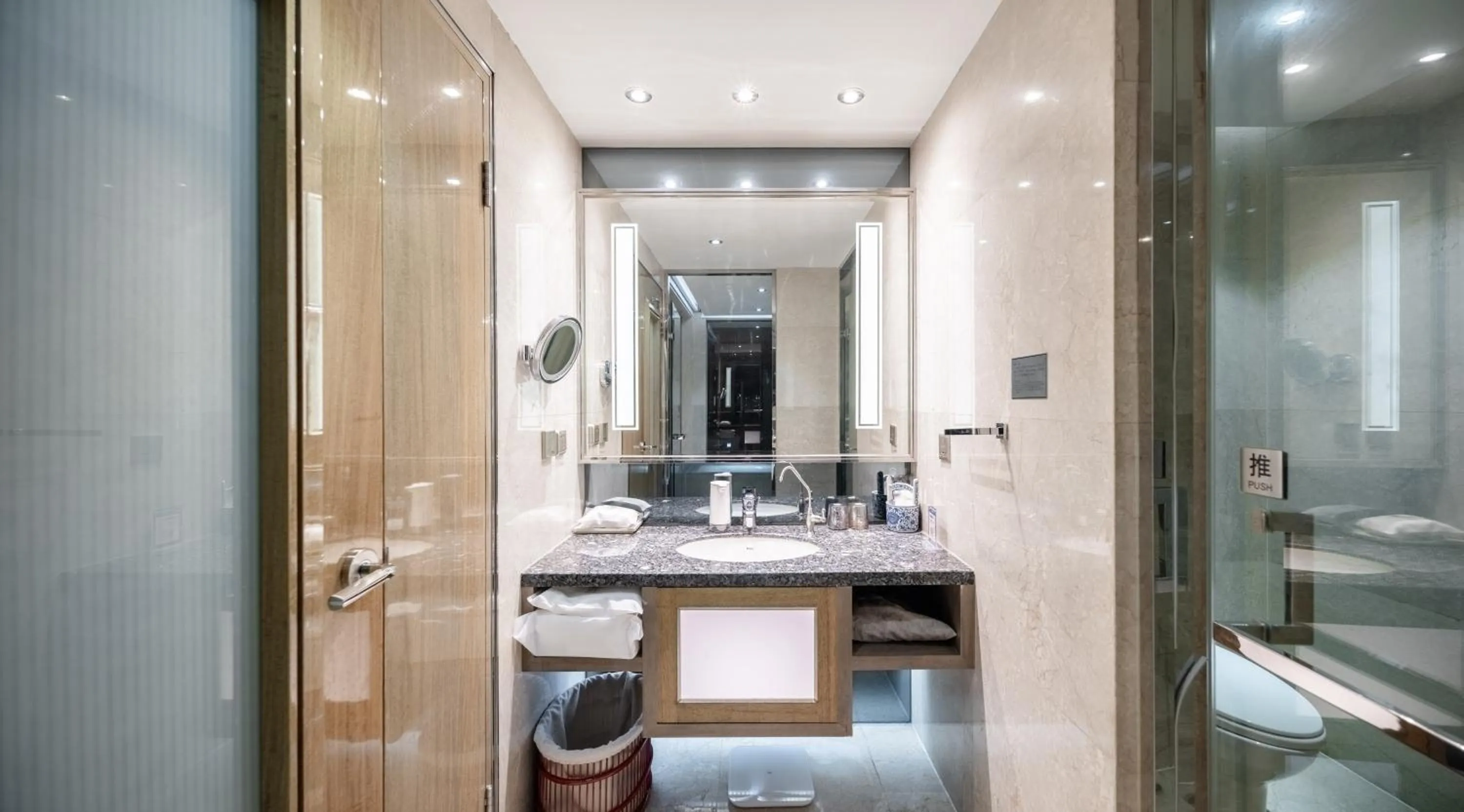 Toilet in Suning Universal Hotel ALL-SUITES