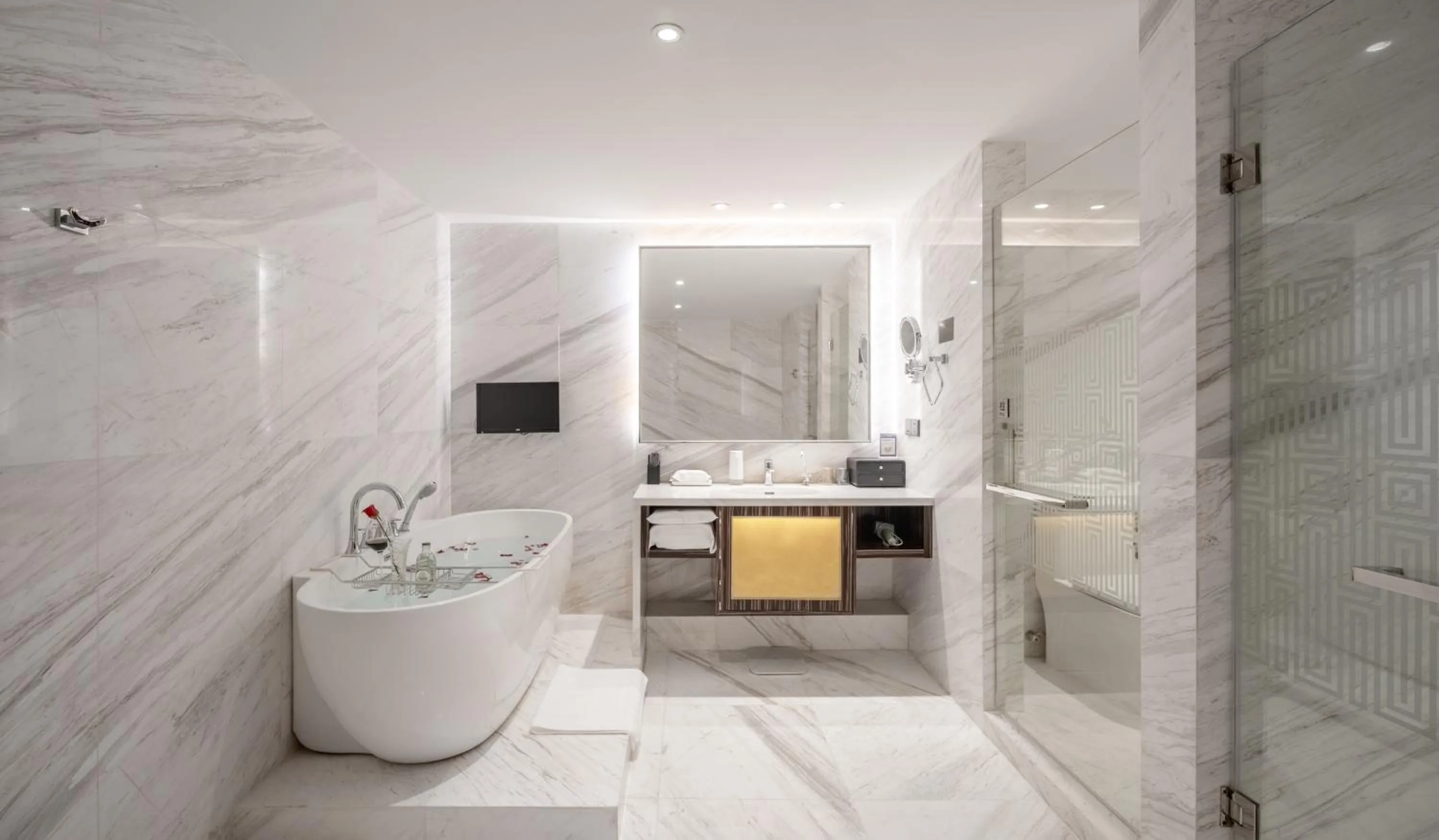 Bathroom in Suning Universal Hotel ALL-SUITES