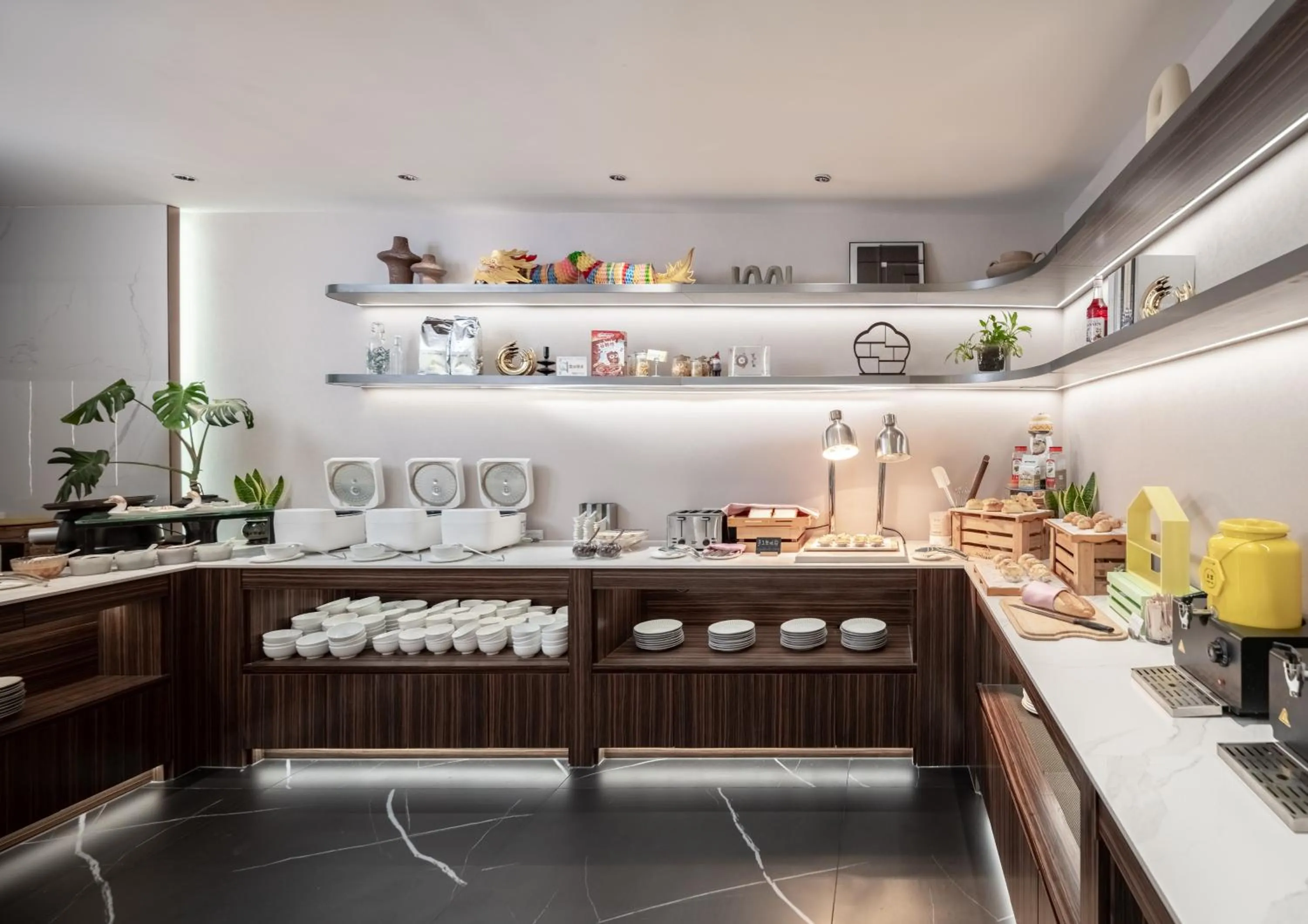 Restaurant/places to eat in Suning Universal Hotel ALL-SUITES