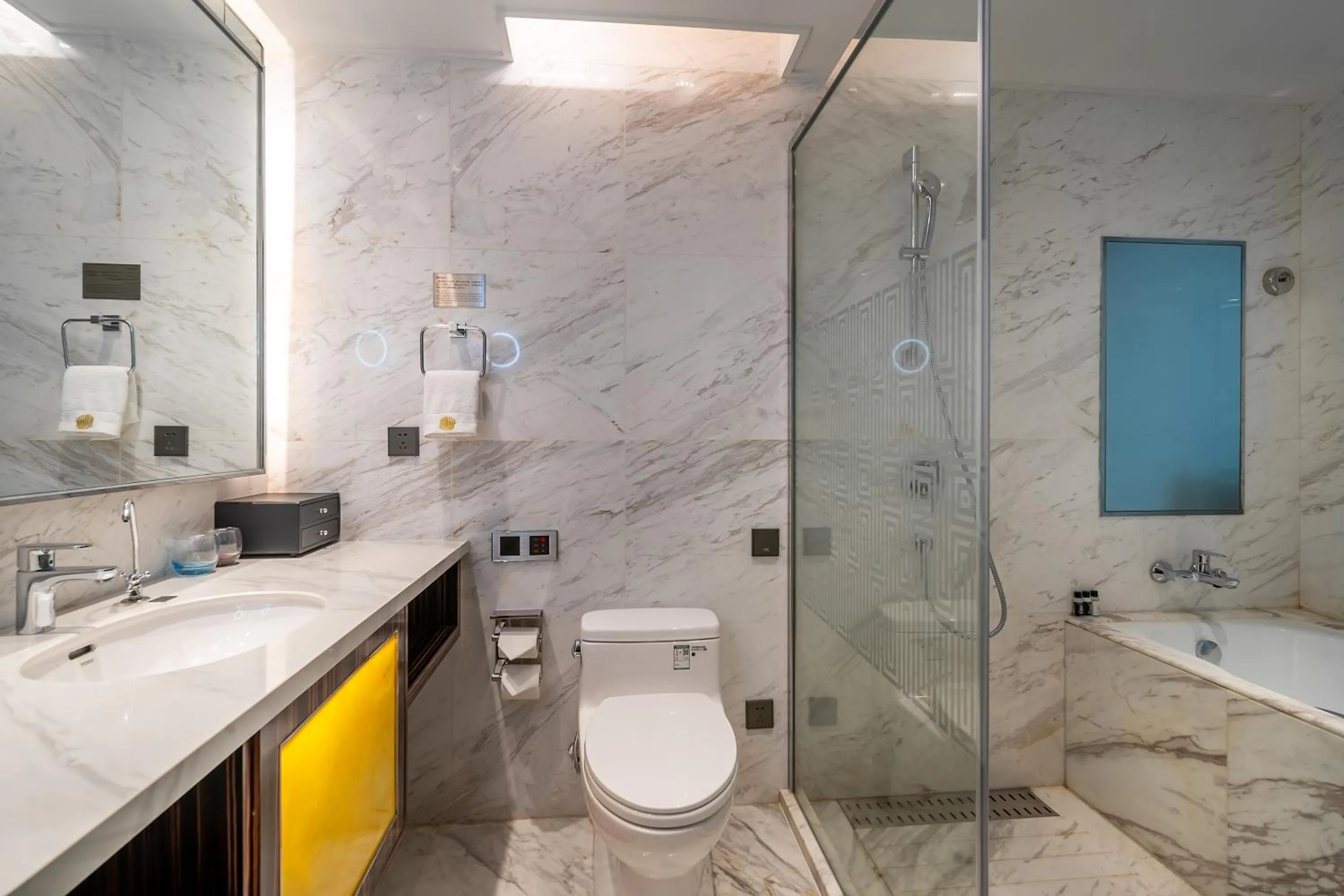 Shower in Suning Universal Hotel ALL-SUITES