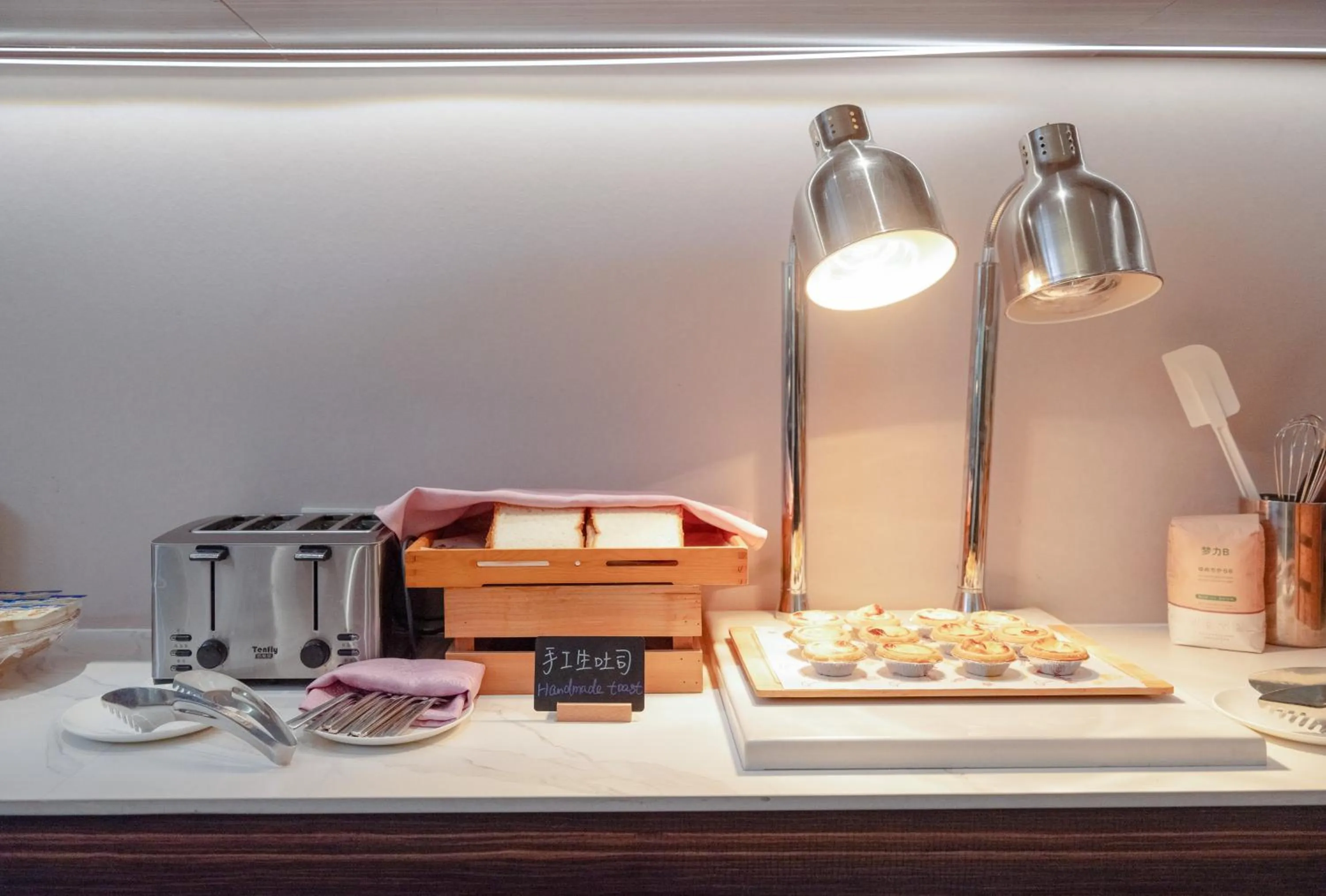 Restaurant/places to eat in Suning Universal Hotel ALL-SUITES