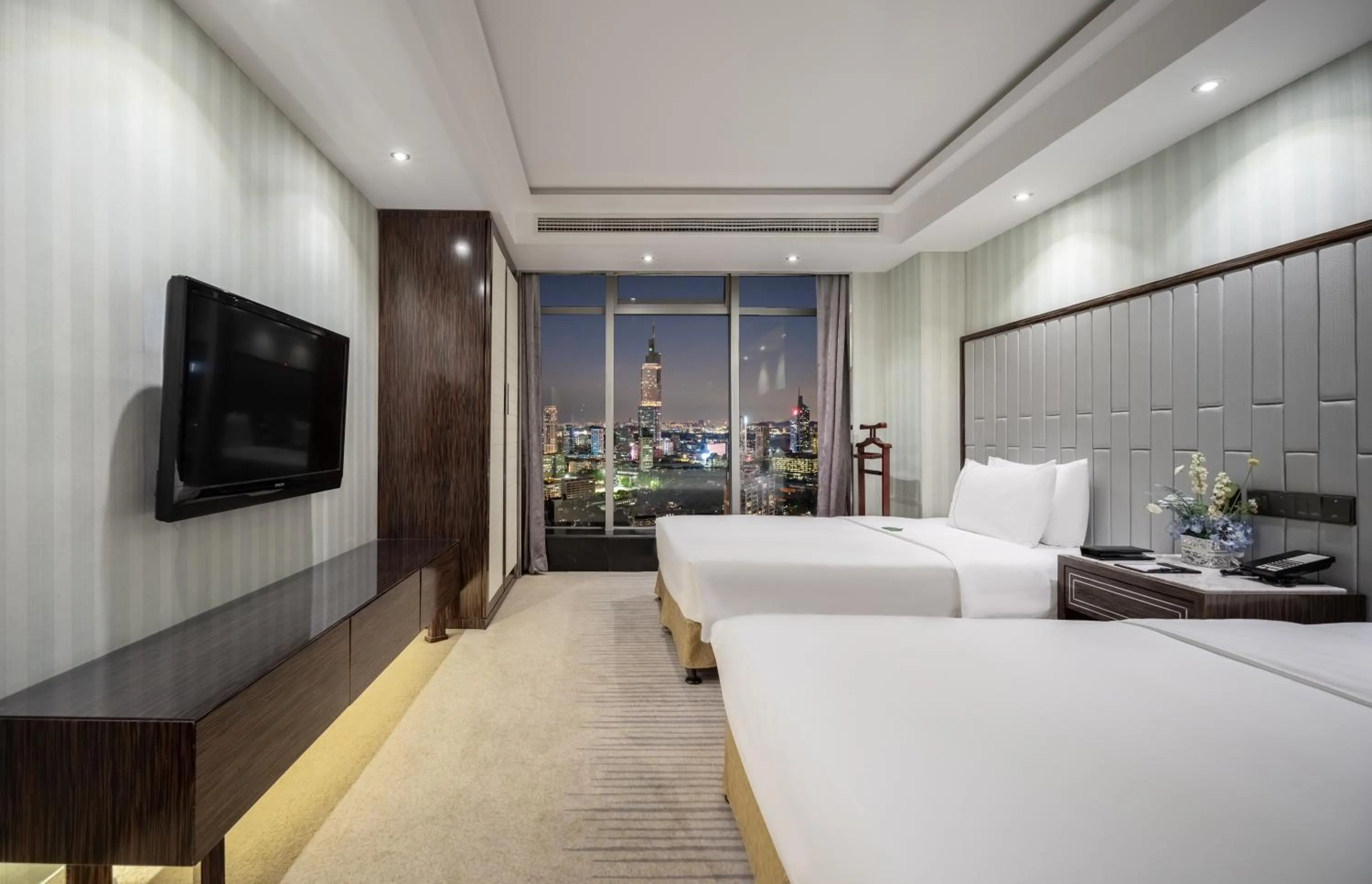 Bed in Suning Universal Hotel ALL-SUITES