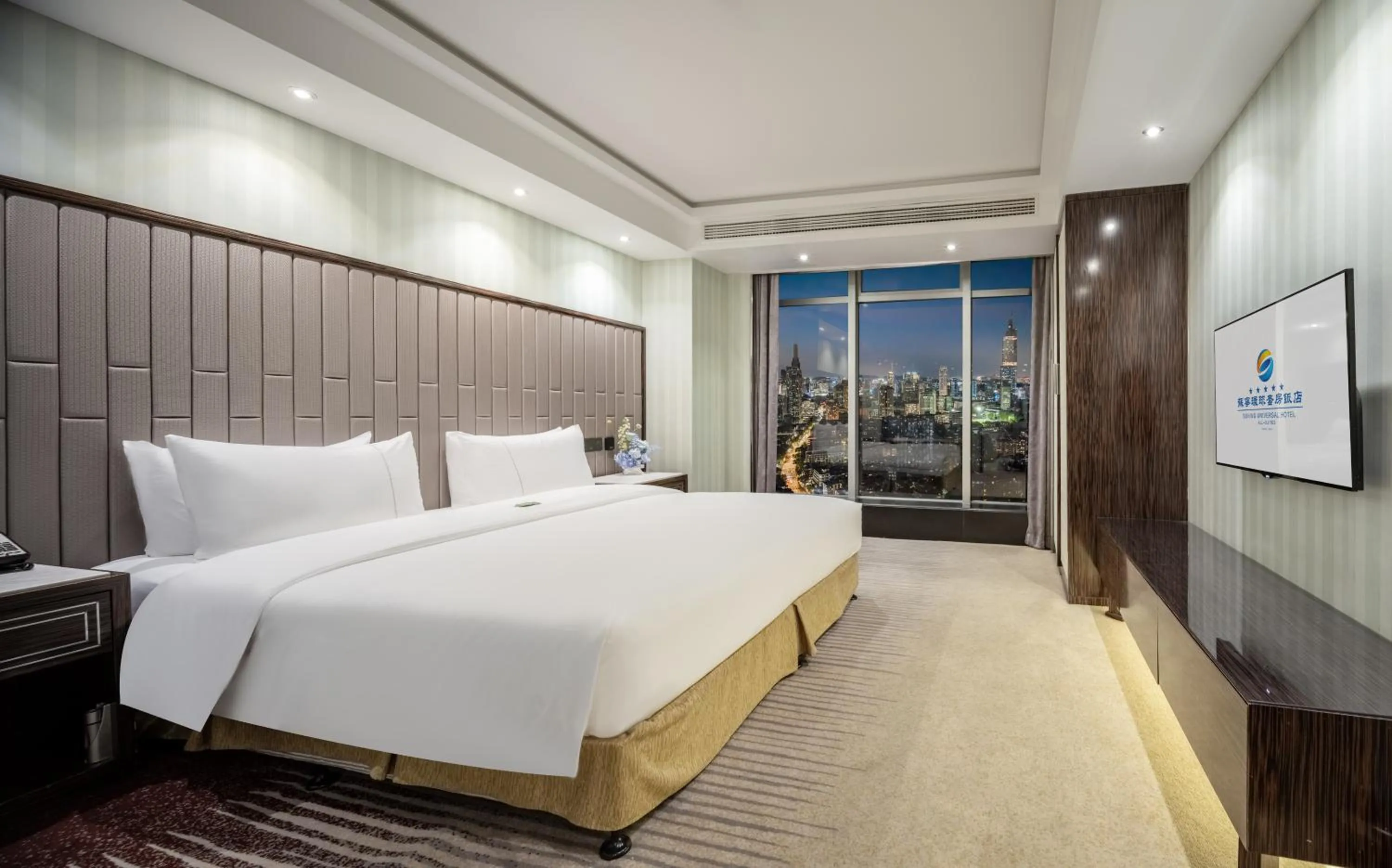 Bedroom, Bed in Suning Universal Hotel ALL-SUITES
