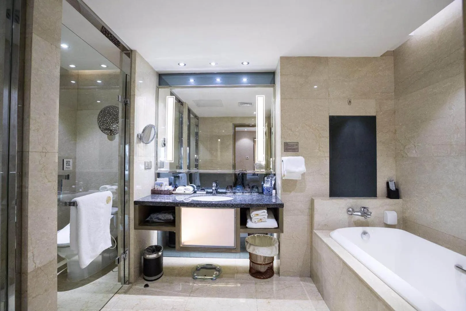 Shower in Suning Universal Hotel ALL-SUITES
