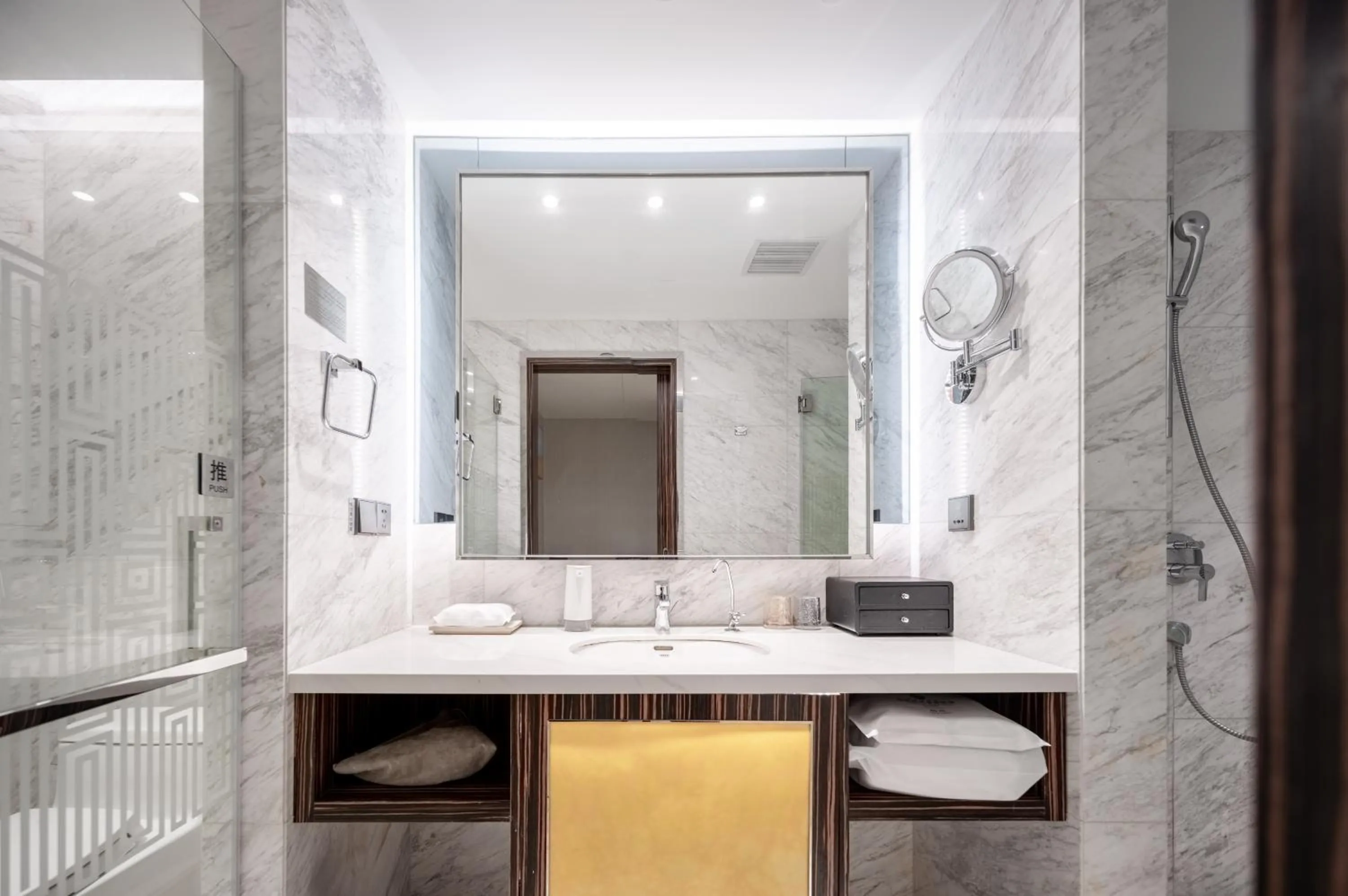 Toilet in Suning Universal Hotel ALL-SUITES