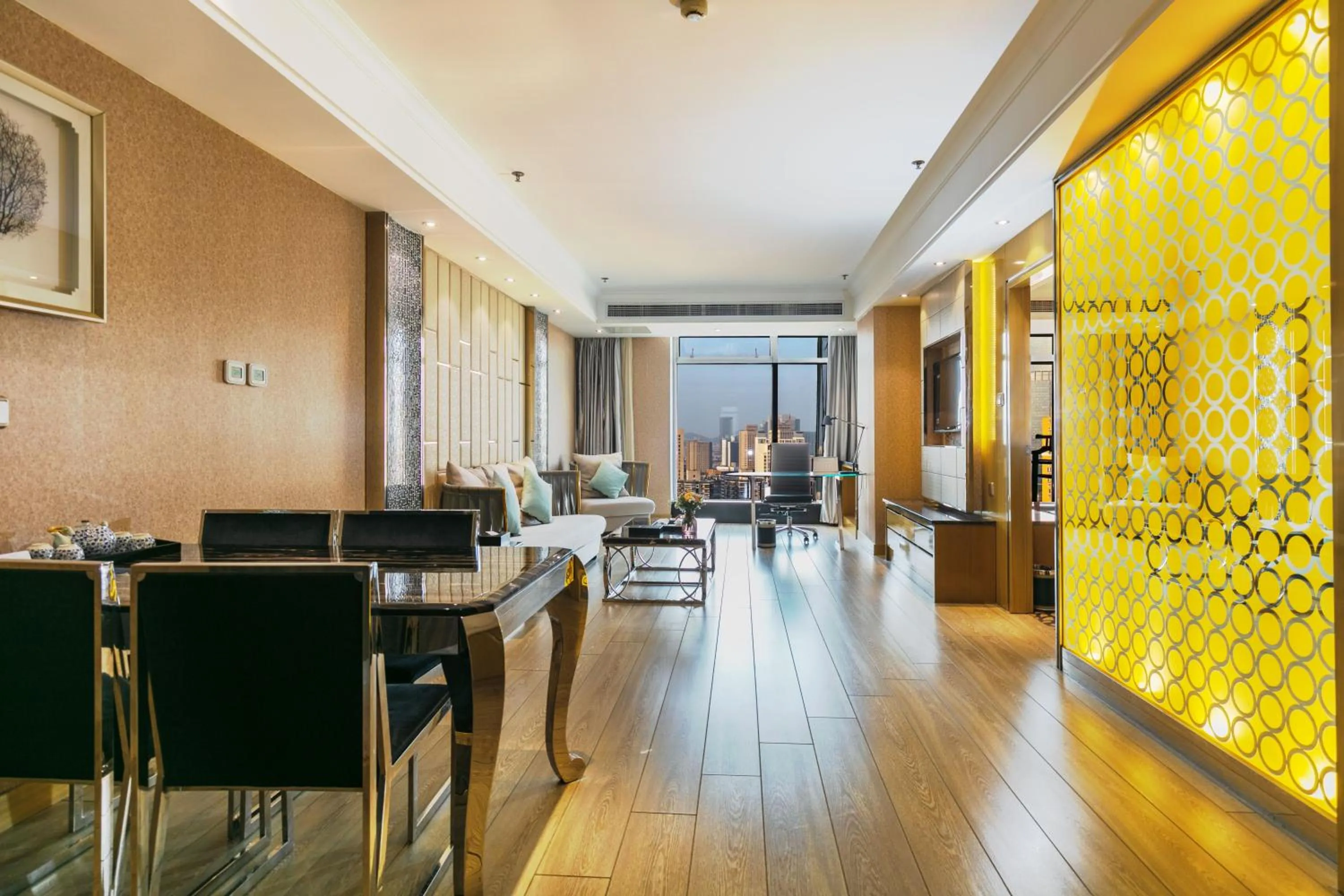 Restaurant/places to eat in Suning Universal Hotel ALL-SUITES