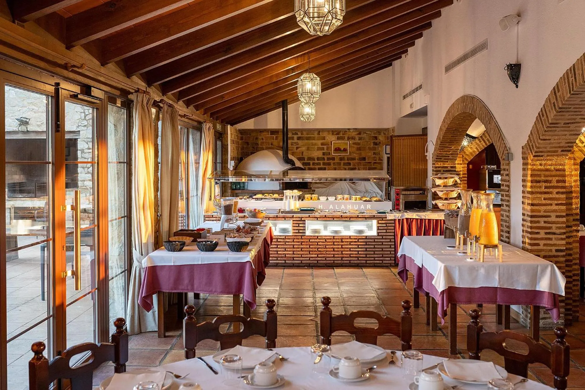 Restaurant/places to eat in Hotel Alahuar