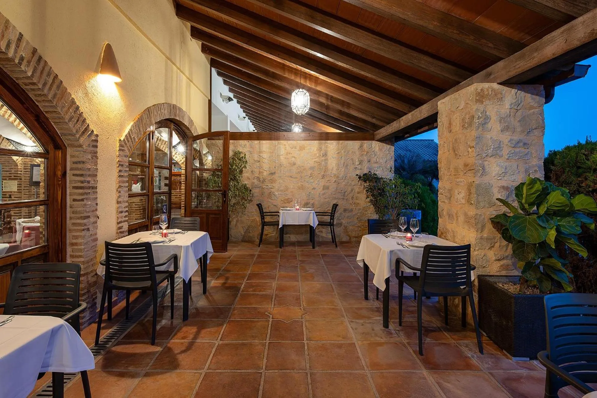 Restaurant/places to eat in Hotel Alahuar
