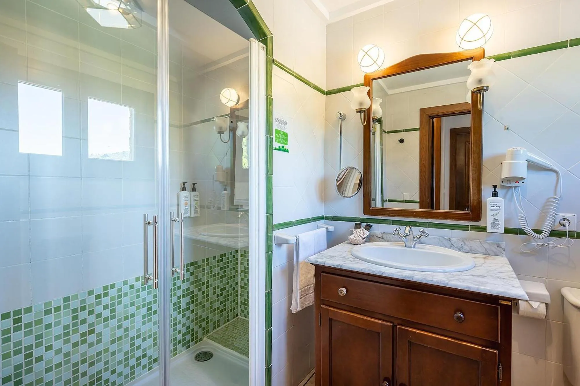 Bathroom in Hotel Alahuar