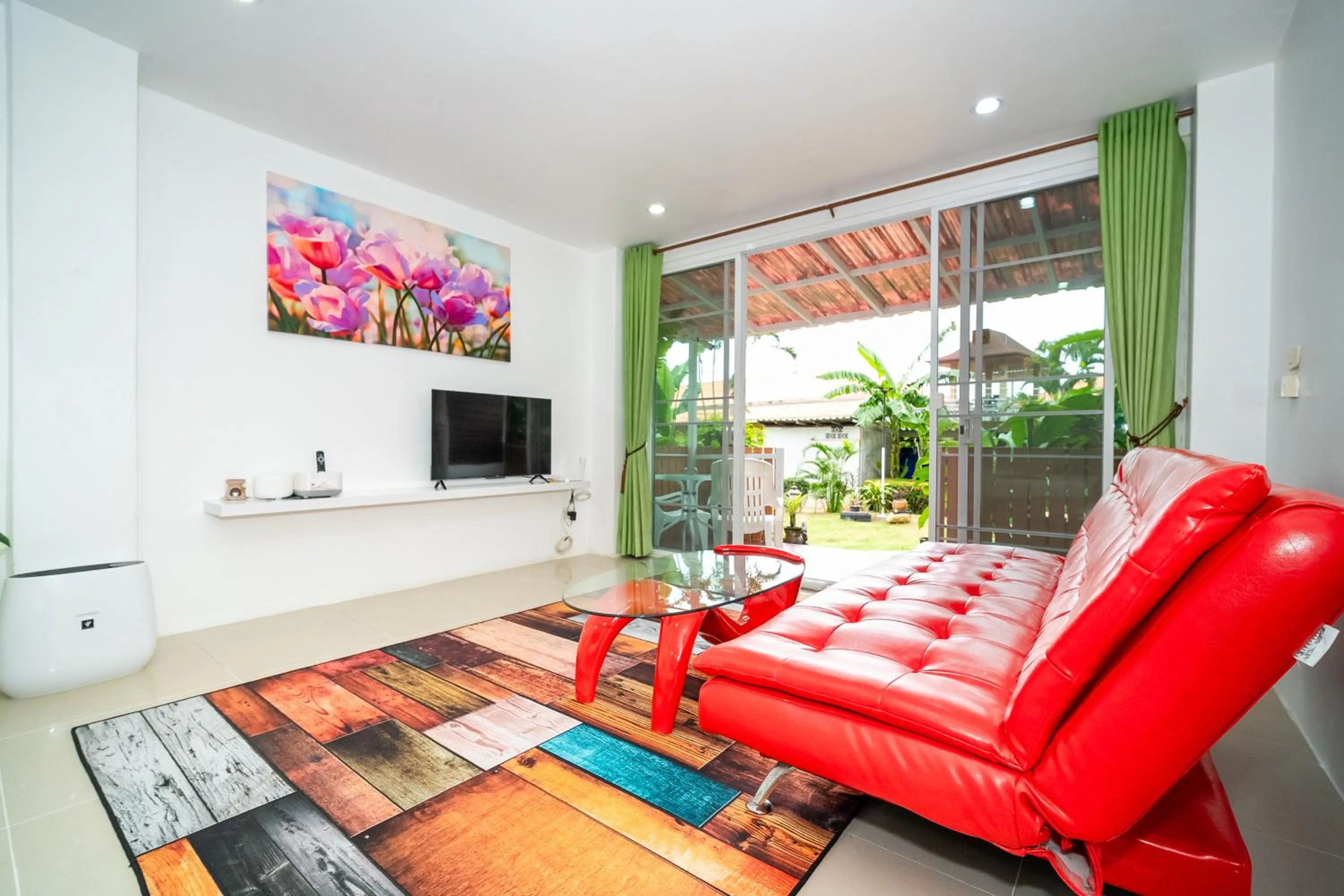 Communal lounge/ TV room in ฺBaan Waru seaview villa