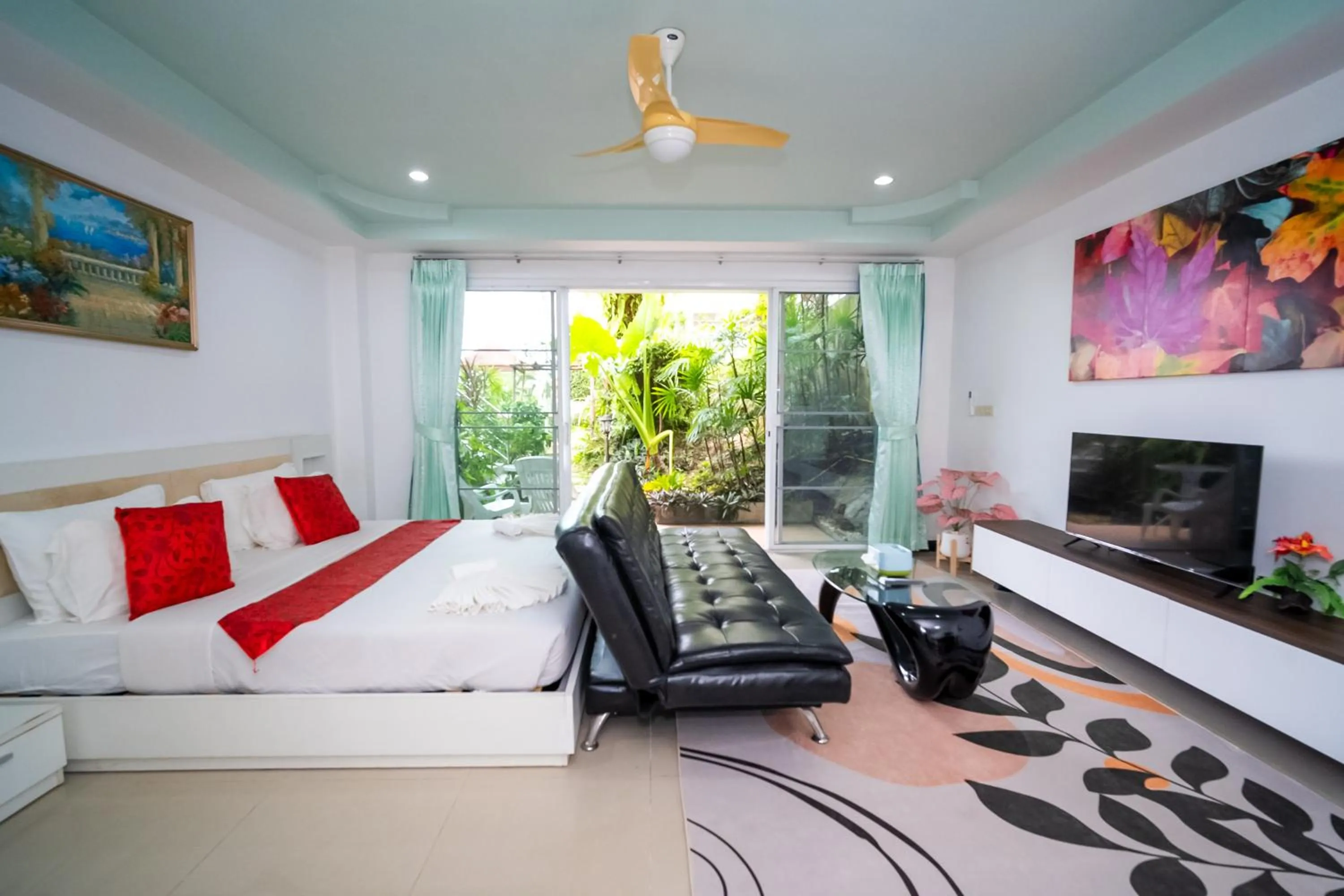 Communal lounge/ TV room in ฺBaan Waru seaview villa