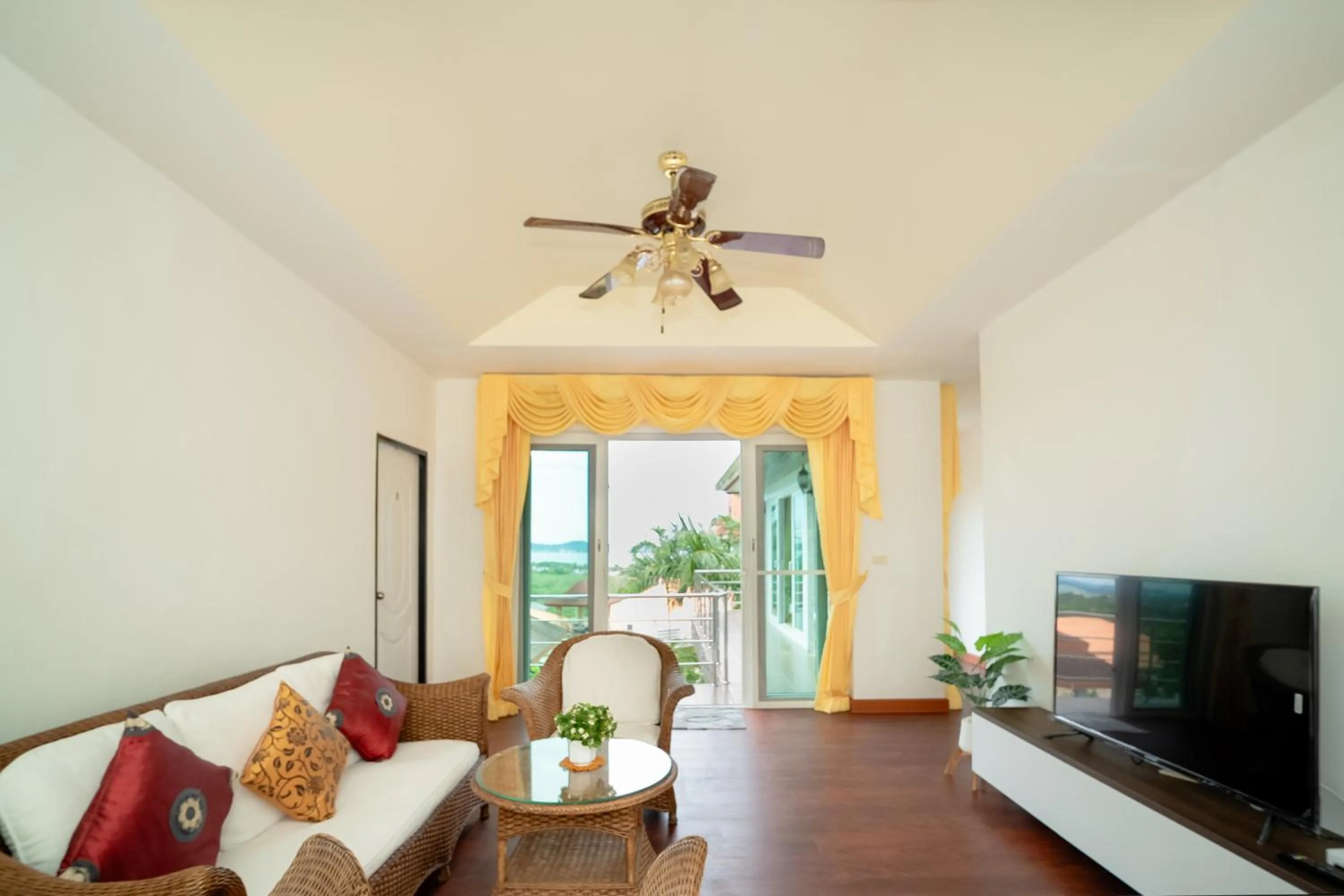 Communal lounge/ TV room in ฺBaan Waru seaview villa