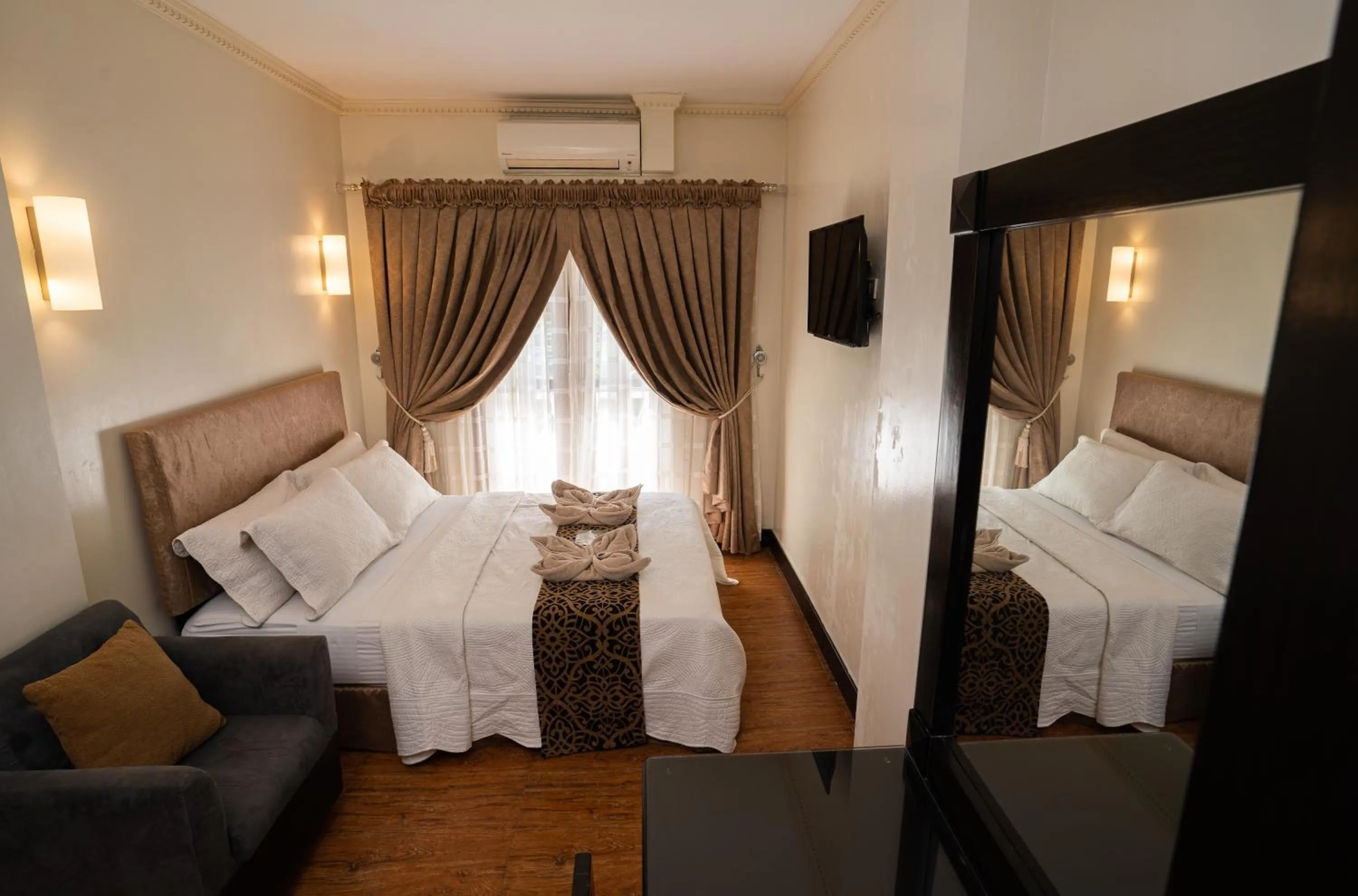 Bed in West Loch Park Hotel Vigan