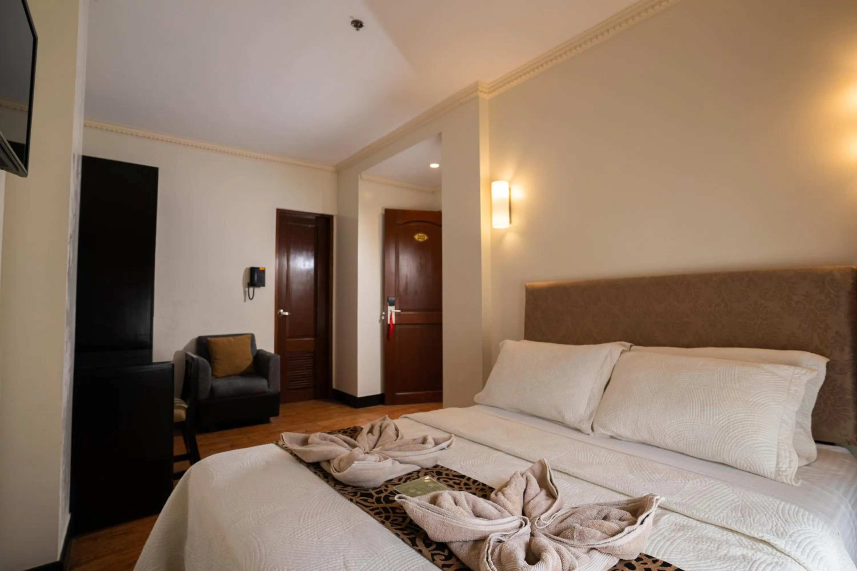 Photo of the whole room, Bed in West Loch Park Hotel Vigan