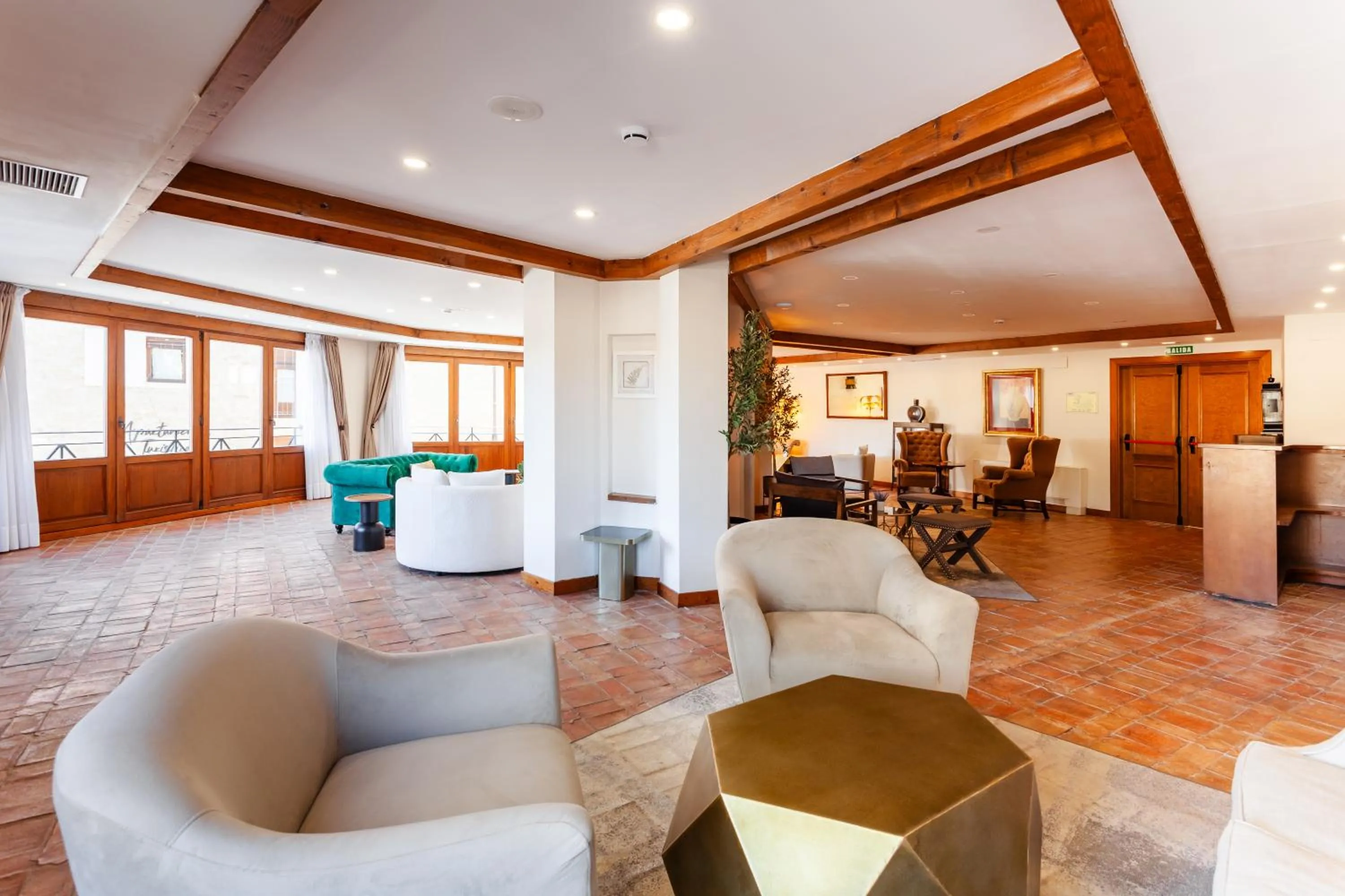 Communal lounge/ TV room in DWO Rioja Wine Hotel