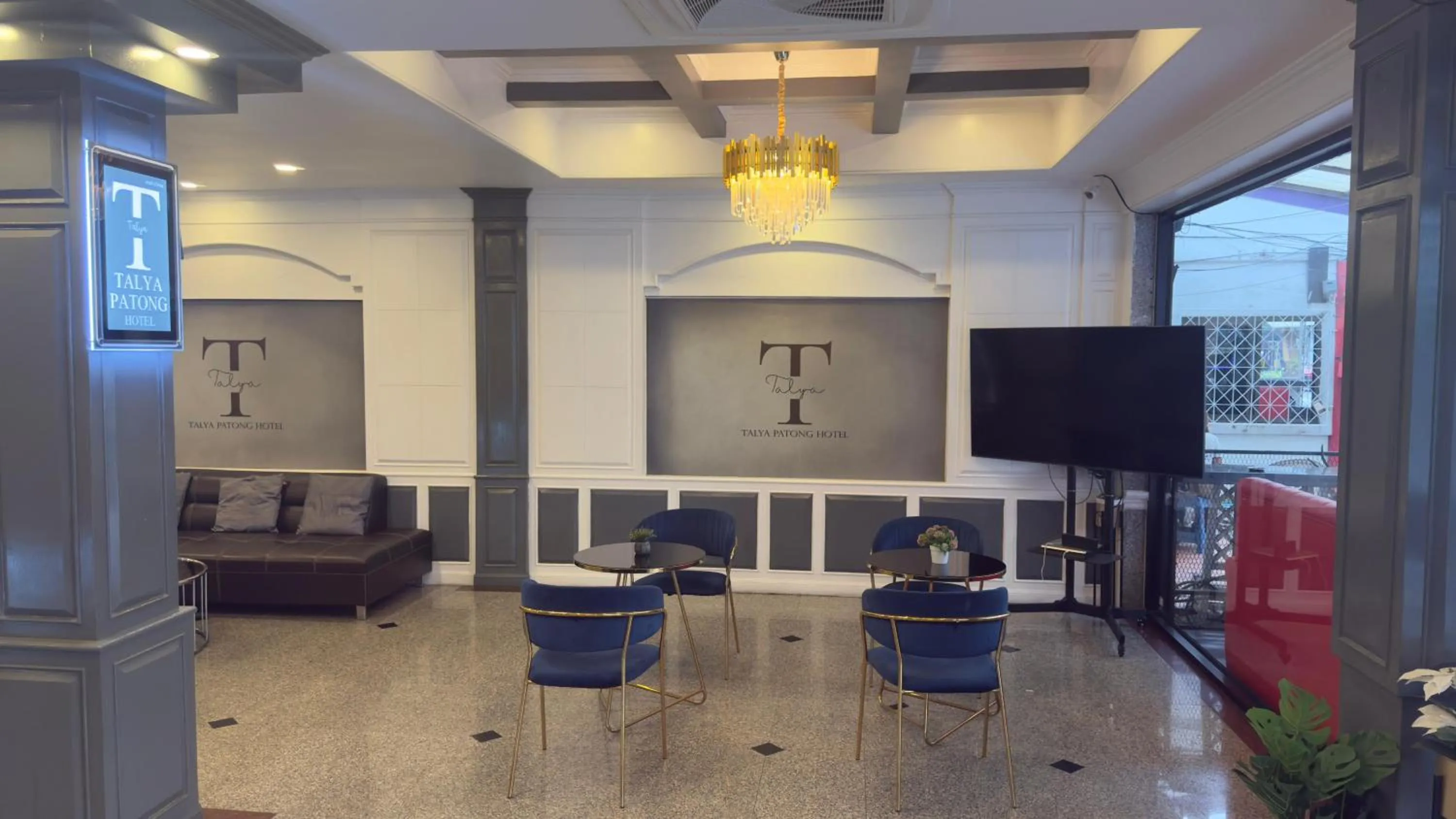 Communal lounge/ TV room in Talya Patong Hotel