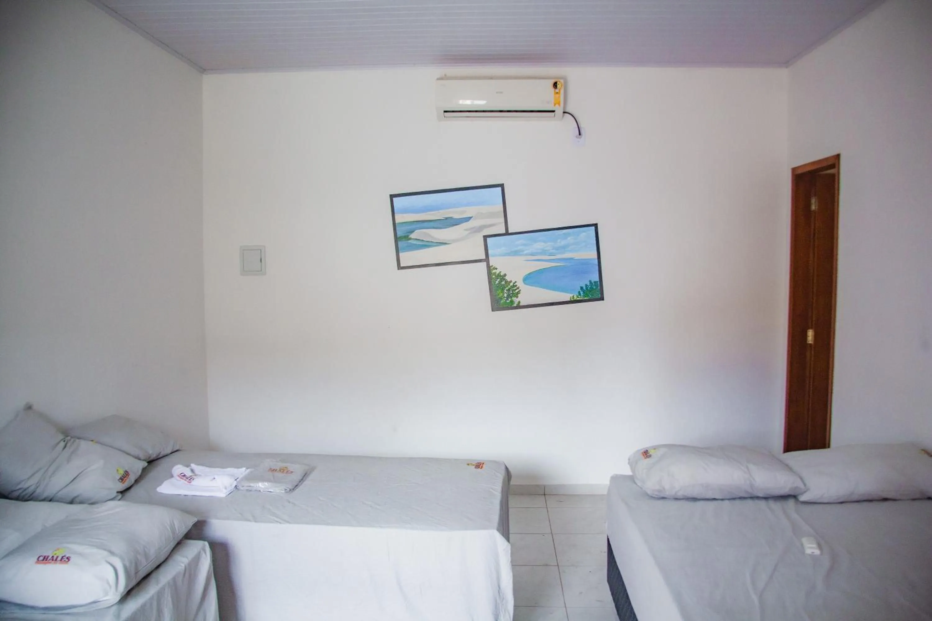 Photo of the whole room, Bed in Chalés Passagem do Canto