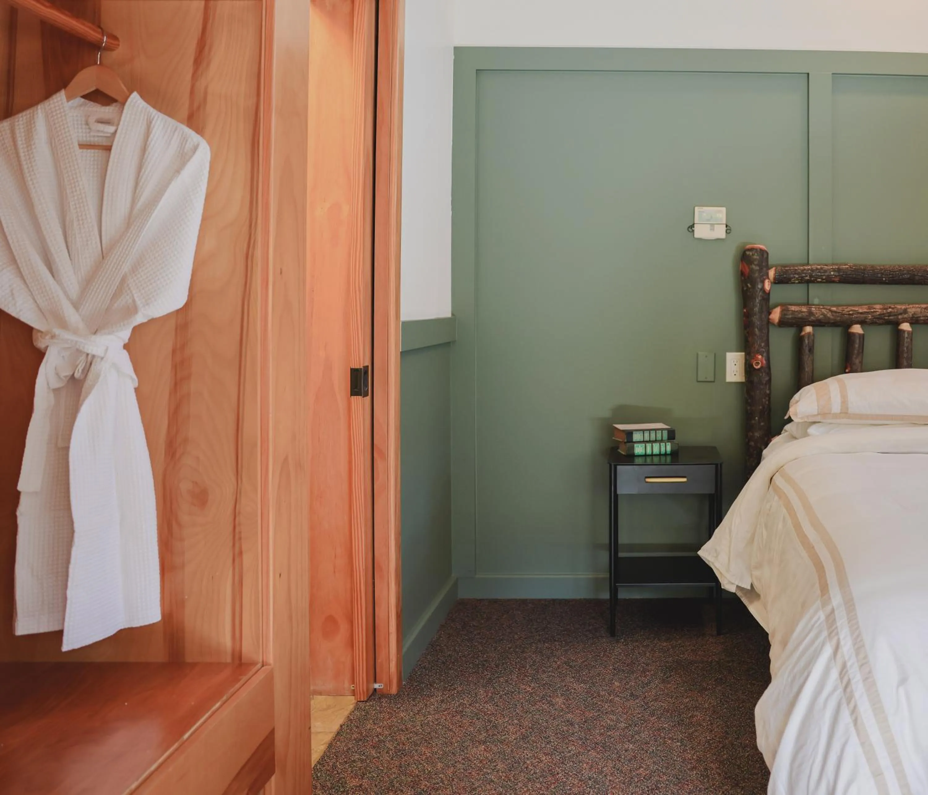 Bed in Outland Chalet & Suites Great Smoky Mountains