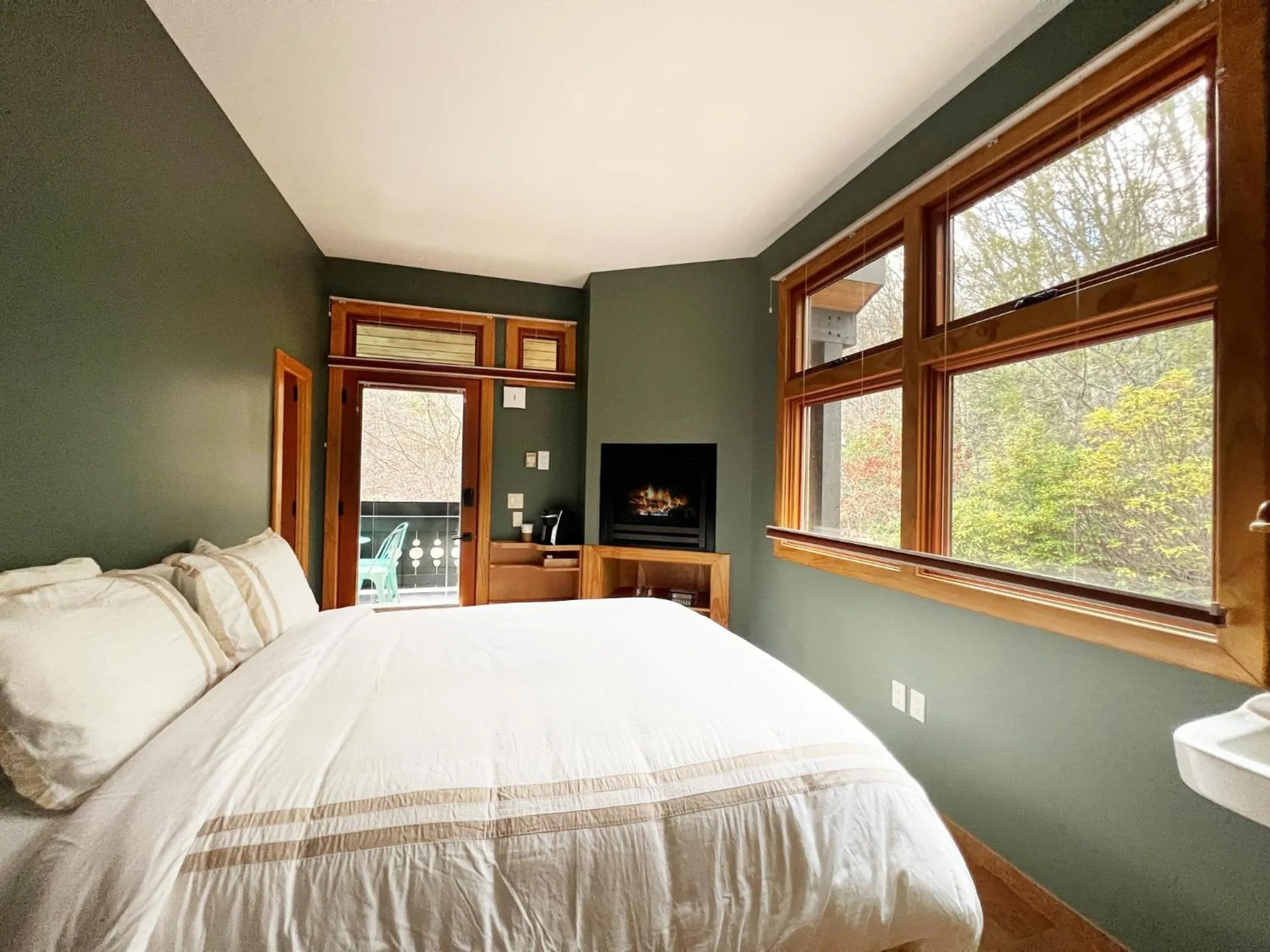 Bed in Outland Chalet & Suites Great Smoky Mountains