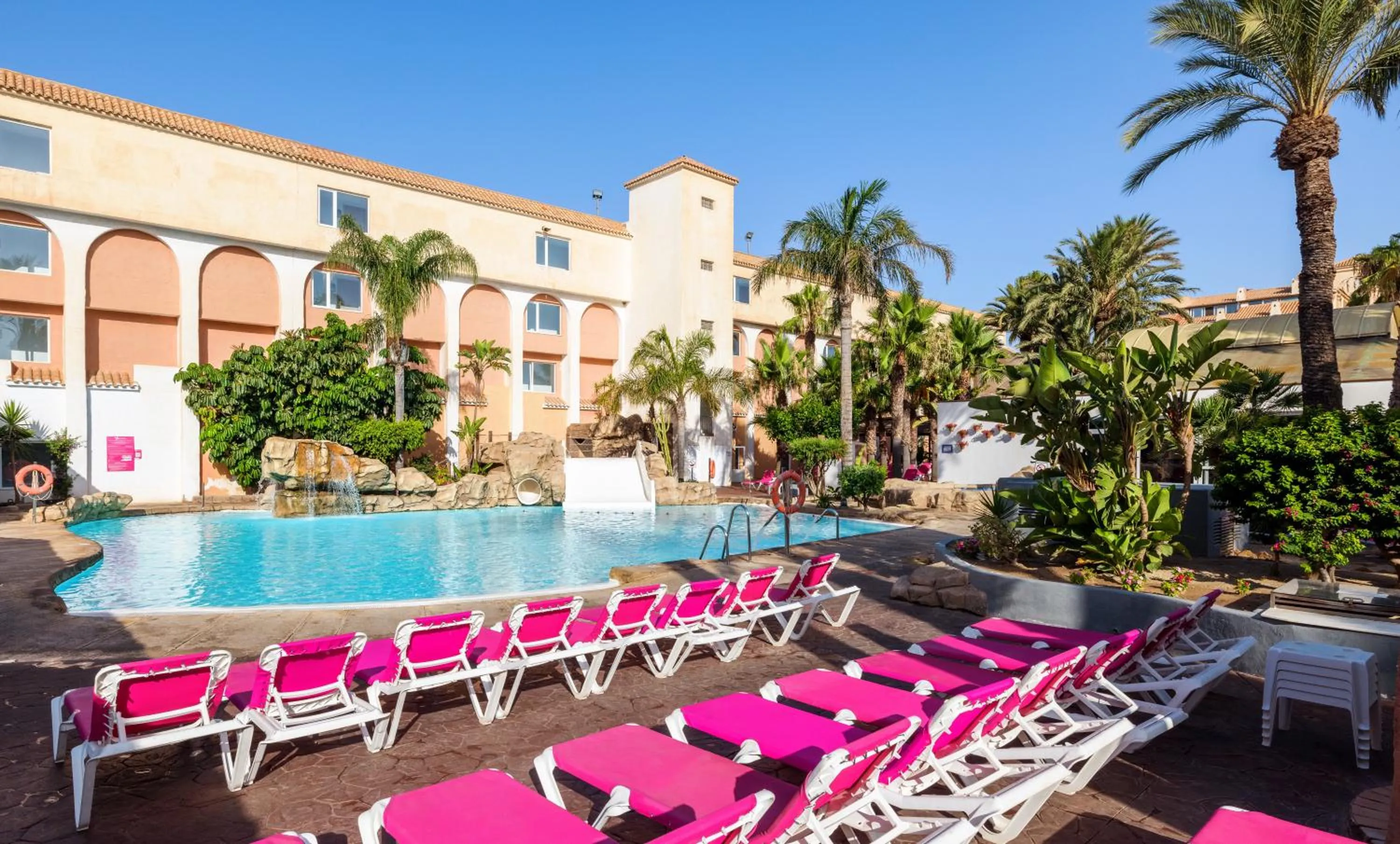 Pool view in Diver Roquetas