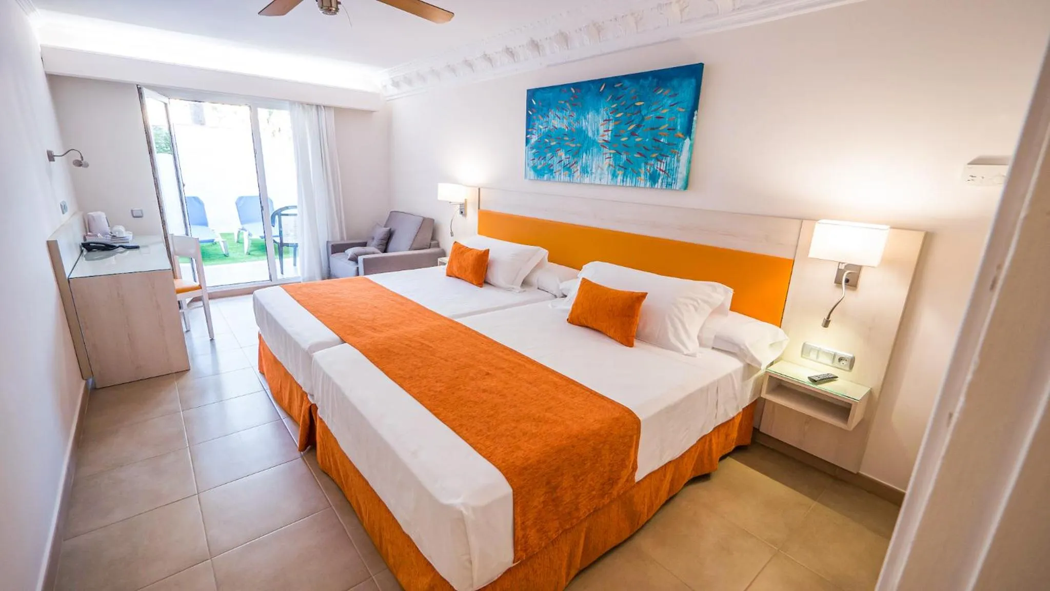 Photo of the whole room, Bed in Diver Roquetas