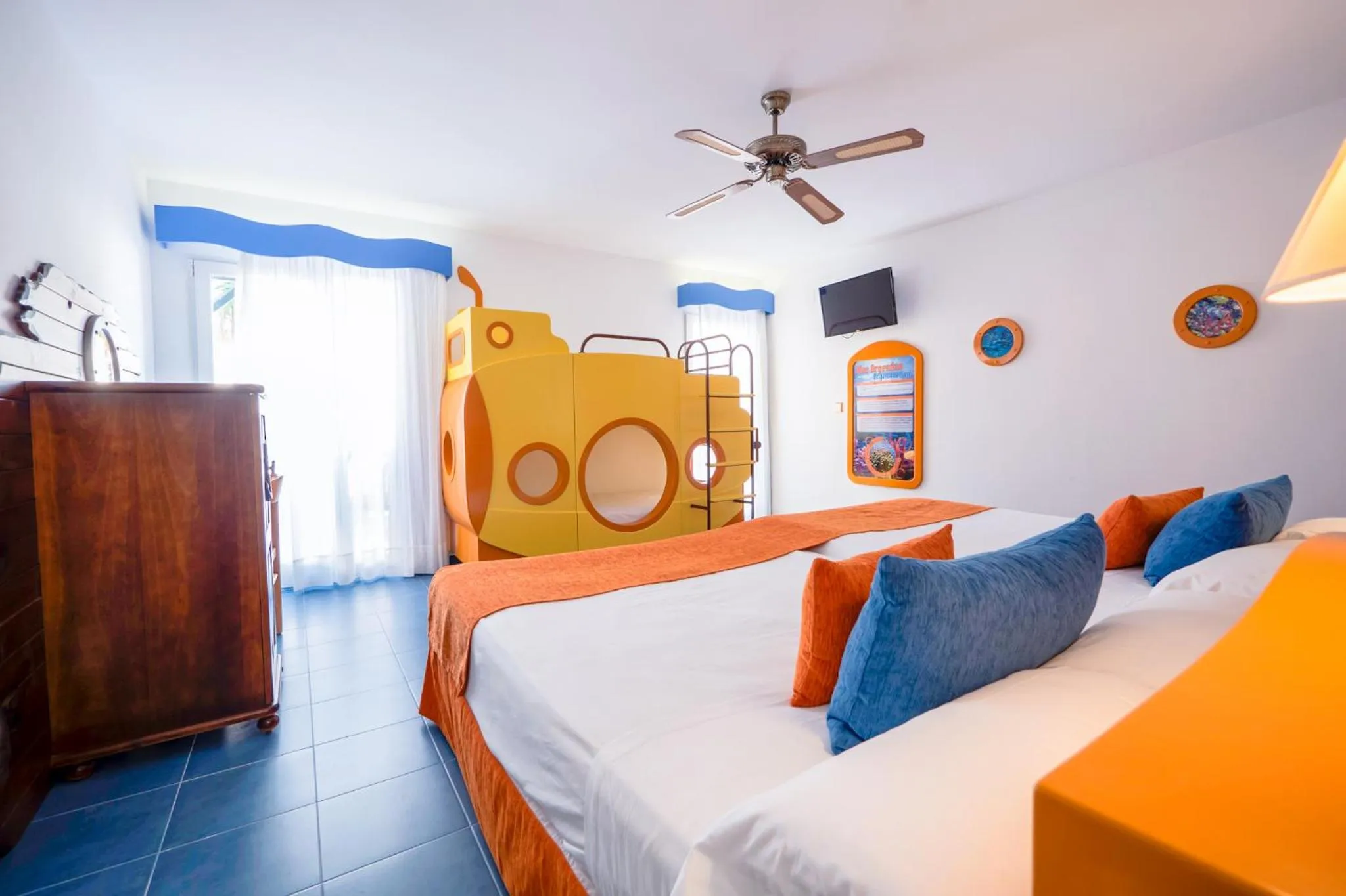 Photo of the whole room, Bed in Diver Roquetas